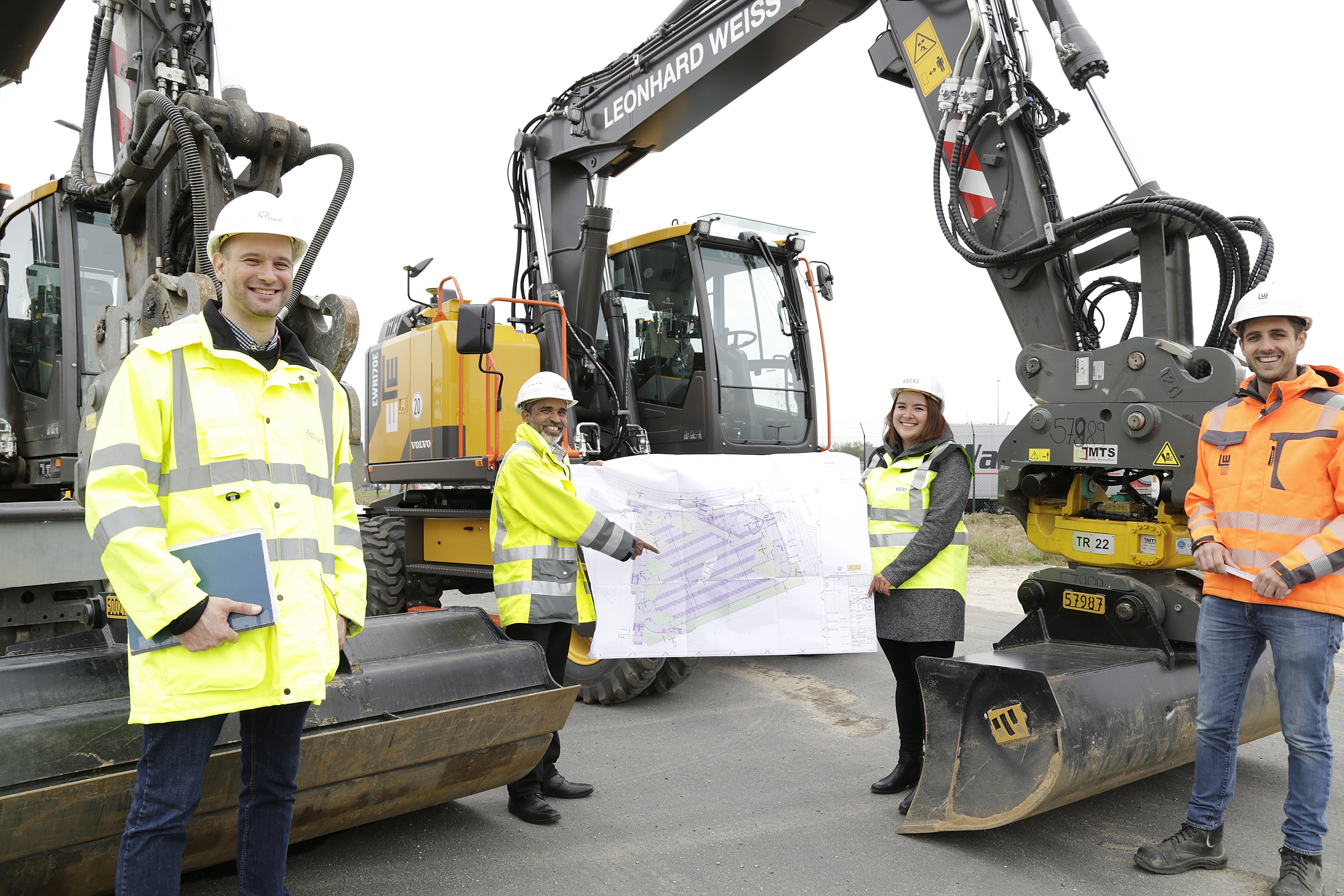 Construction of a new truck parking lot at Frankfurt Airport’s CargoCity South: part of the project team