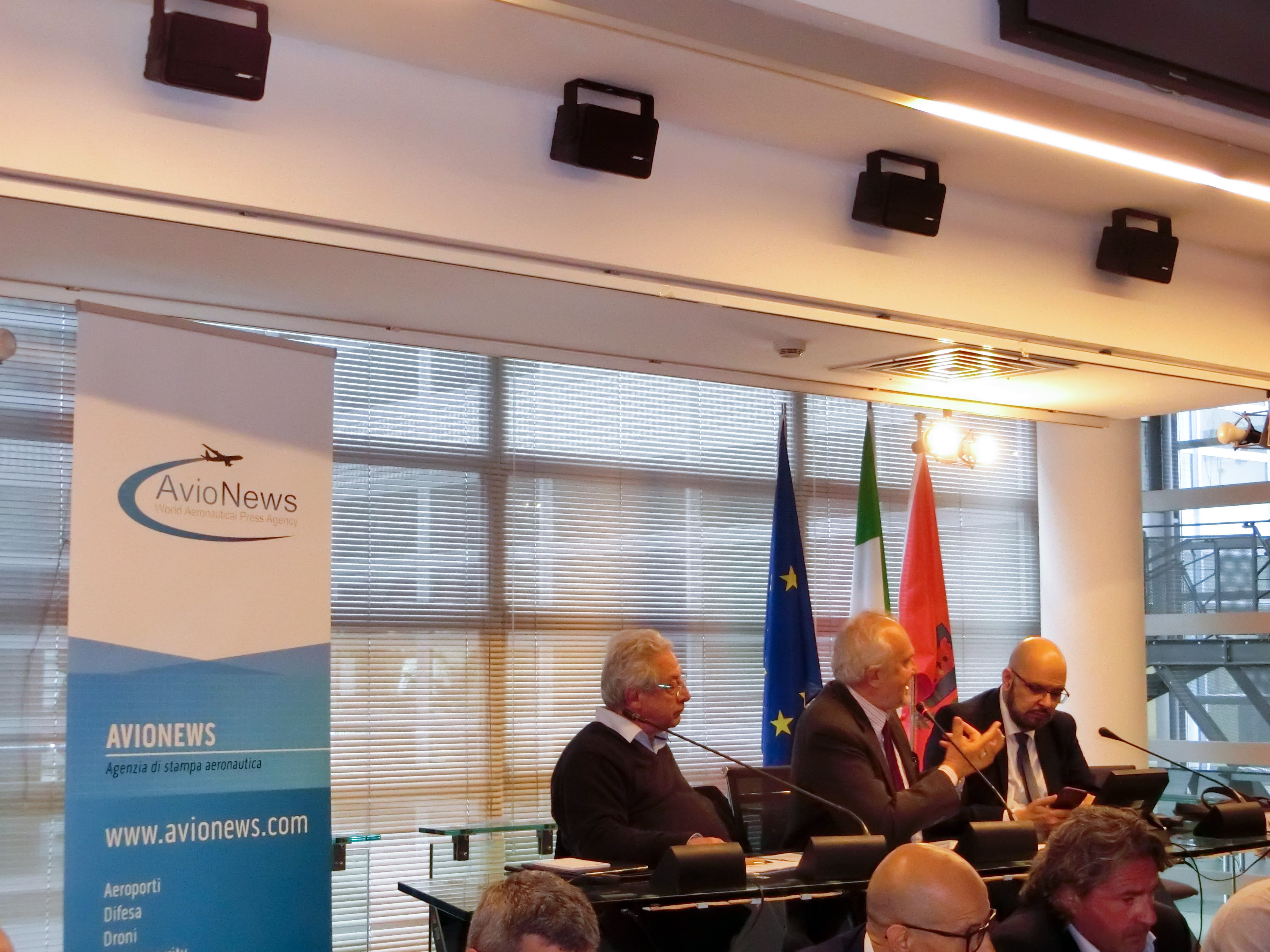 Paolo Di Prima, il sindaco di Fiumicino Esterino Montino e Gaetano Intrieri alla tavola rotonda "Alitalia: qual è il futuro?" organizzata da AVIONEWS presso la sala consiliare del Comune di Fiumicino il 16 aprile 2019