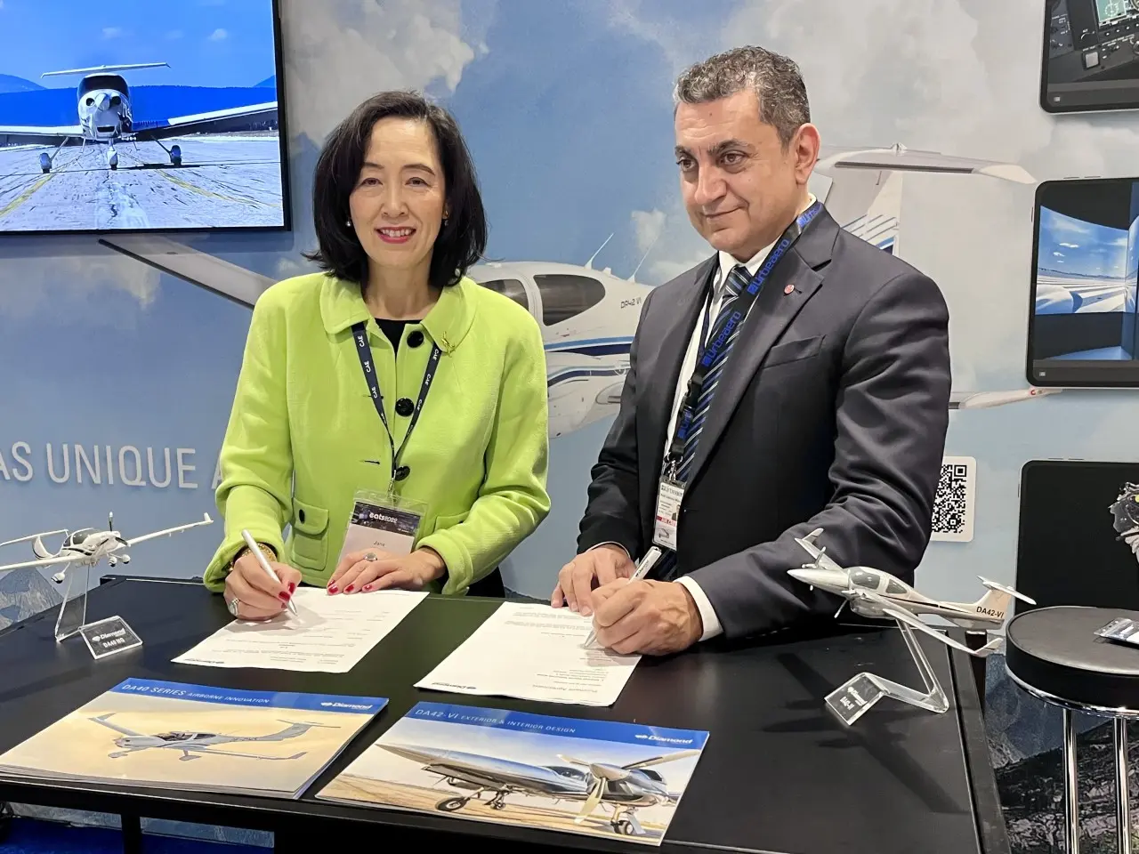 Urbe Aero Flight Academy increases Diamond Aircraft fleet: signing ceremony between Jane Wang, Sales Director, Diamond Aircraft Austria and Lorenzo Mezzadri, Accountable Manager of Urbe Aero Flight Academy