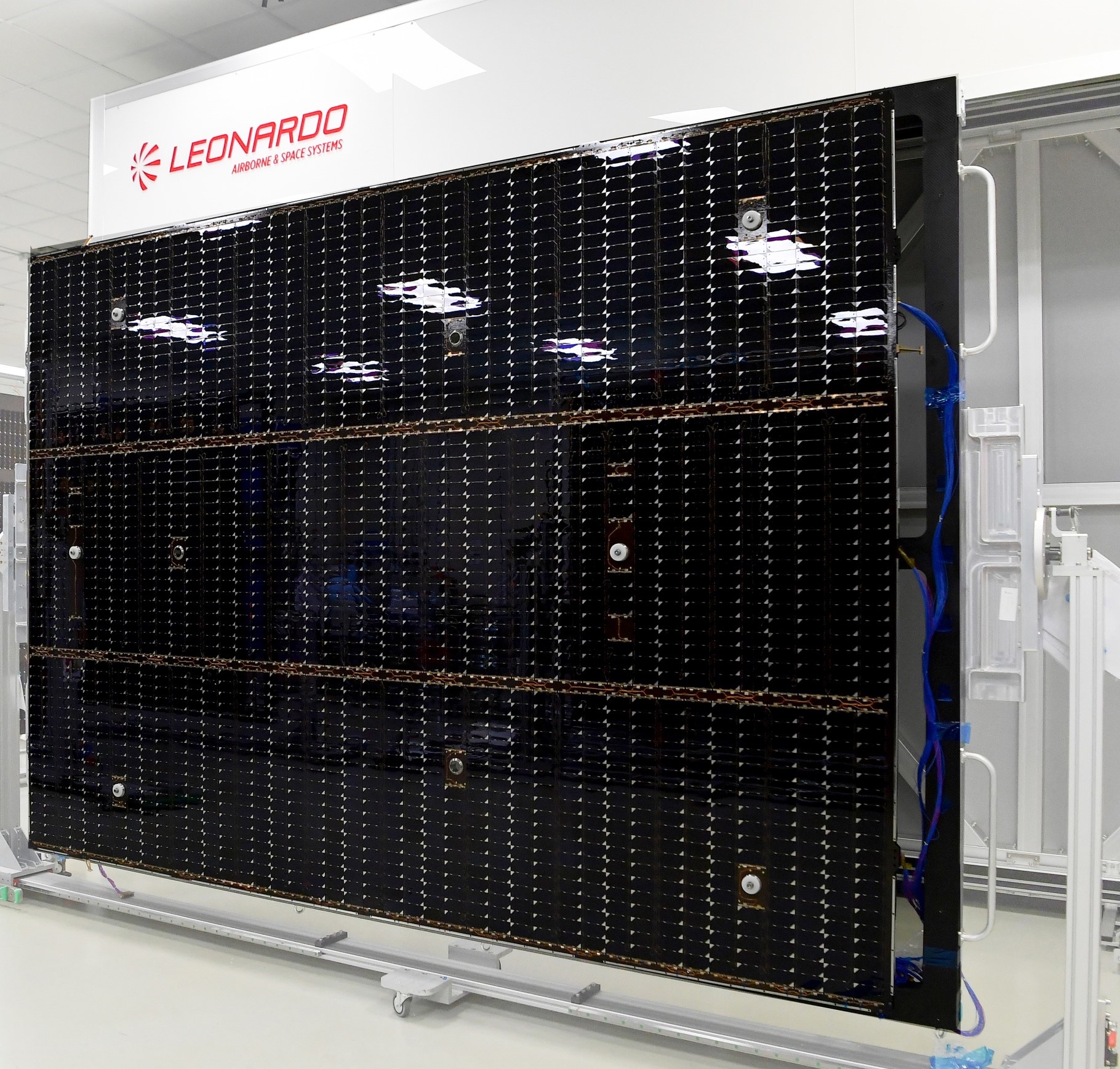 Leonardo: i pannelli fotovoltaici sonda "Juice" lasciano lo stabilimento milanese