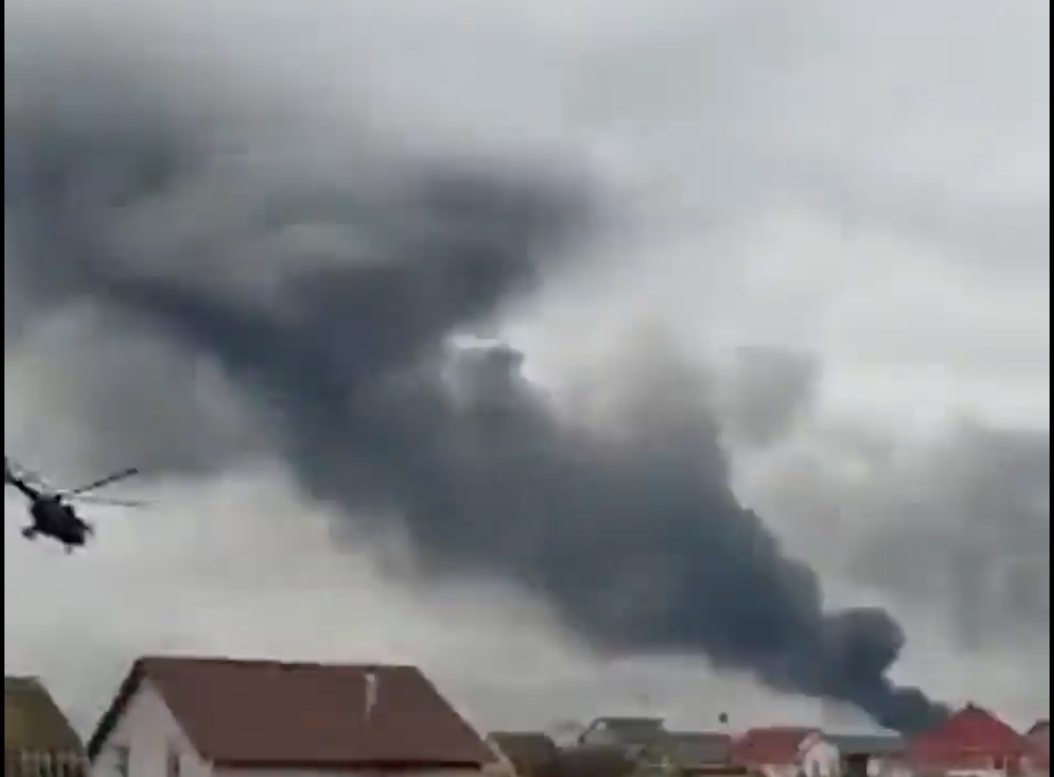 Una foto dei bombardamenti all'aeroporto di Hostomel vicino Kiev
