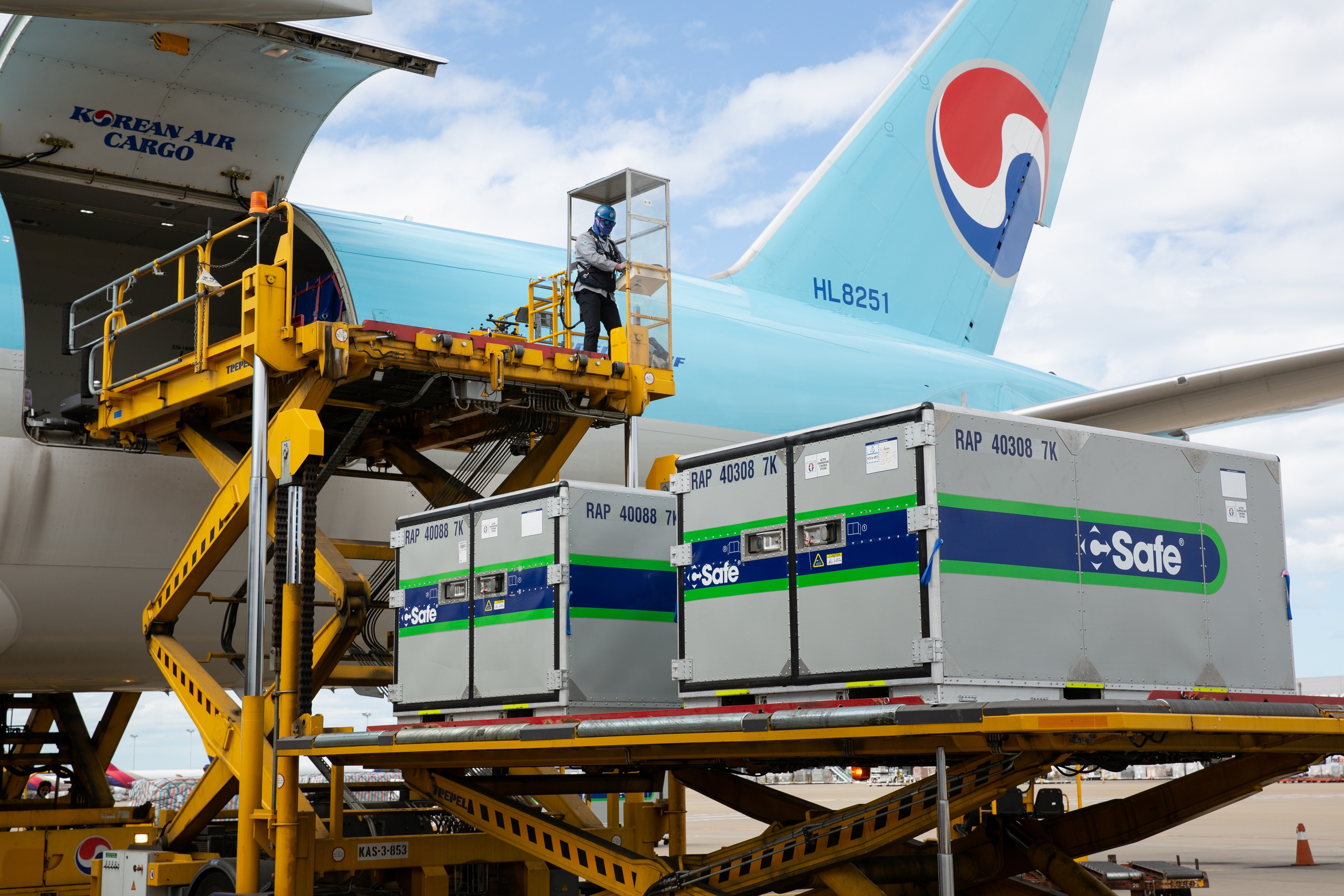 Load of container at controlled temperature on Korean Air cargo airplane
