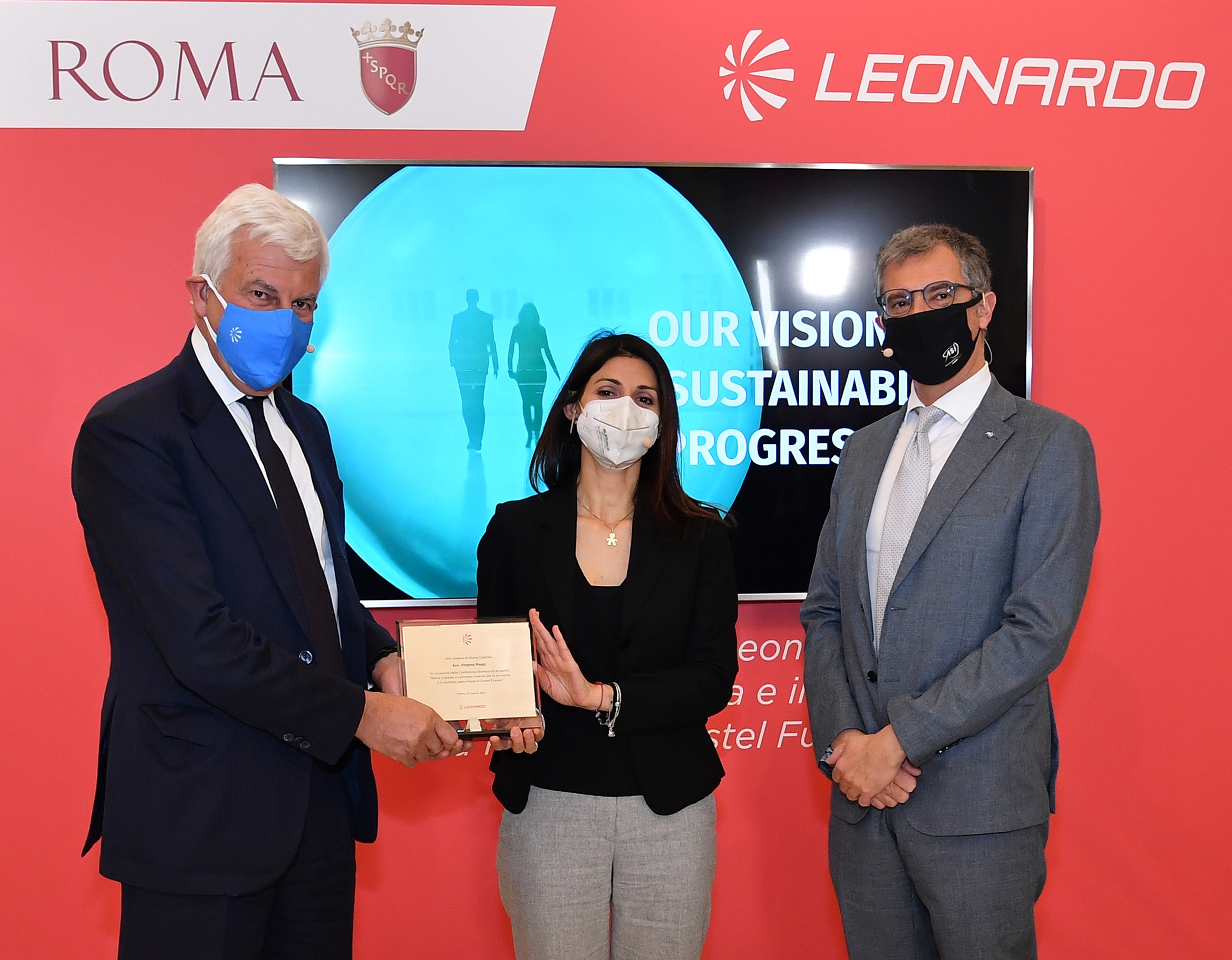 L’amministratore delegato di Leonardo Alessandro Profumo, il sindaco di Roma Virginia Raggi, ed il presidente dell’Agenzia spaziale italiana (Asi) Giorgio Saccoccia durante conferenza-stampa presentazione progetto sicurezza e controllo pineta Castel Fusano, vicino Roma