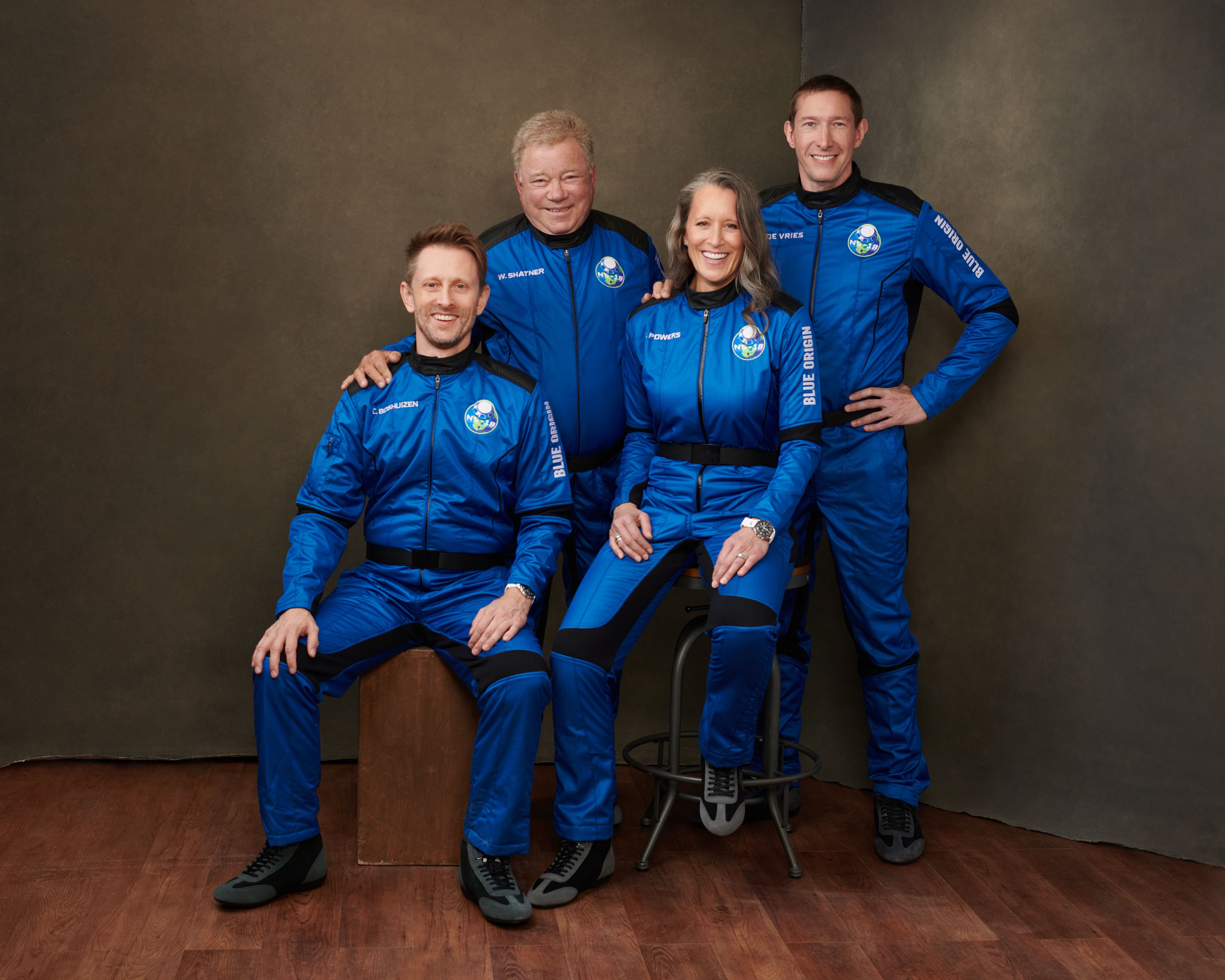 William Shatner (il secondo da sinistra) insieme all'equipaggio di New Shepard 18 di Blue Origin