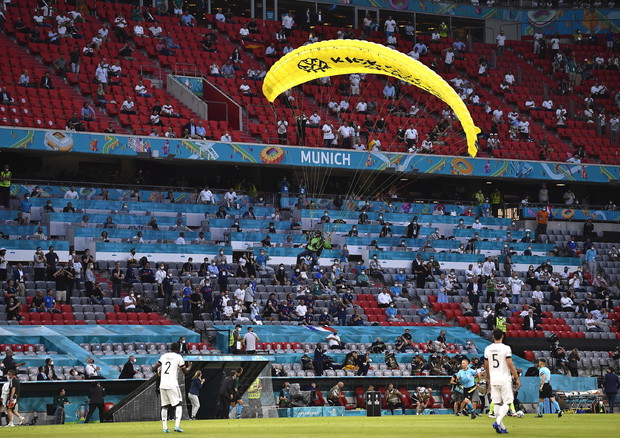 Il paracadutista che ha ferito alcuni tifosi prima della partita Francia-Germania degli Europei di calcio