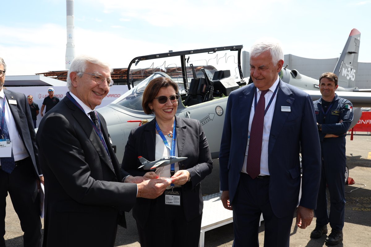 Il ministro della Difesa Elisabetta Trenta con il presidente di Leonardo Gianni De Gennaro e l'amministratore delegato Alessandro Profumo, al salone aeronautico di "Le Bourget" 2019 di Parigi