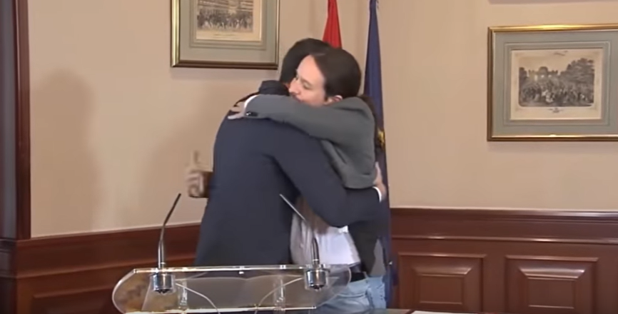 l'abbraccio tra Pedro Sanchez e Pablo Iglesias dopo l'accordo per un governo di coalizione