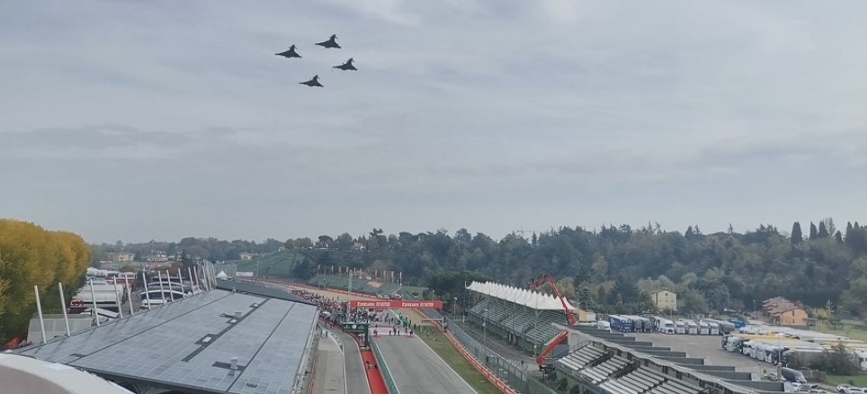 Formazione aerei caccia Eurofighter AMI sorvola domenica primo novembre 2020, griglia partenza autodromo Enzo e Dino Ferrari di Imola in occasione del GP dell'Emilia Romagna di Formula 1