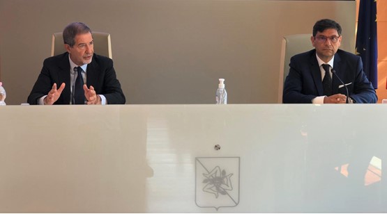 Da sinistra: Nello Musumeci, presidente della Regione siciliana e Salvatore Ombra, presidente Airgest (Società gestione aeroporto "Vincenzo Florio" di Trapani)