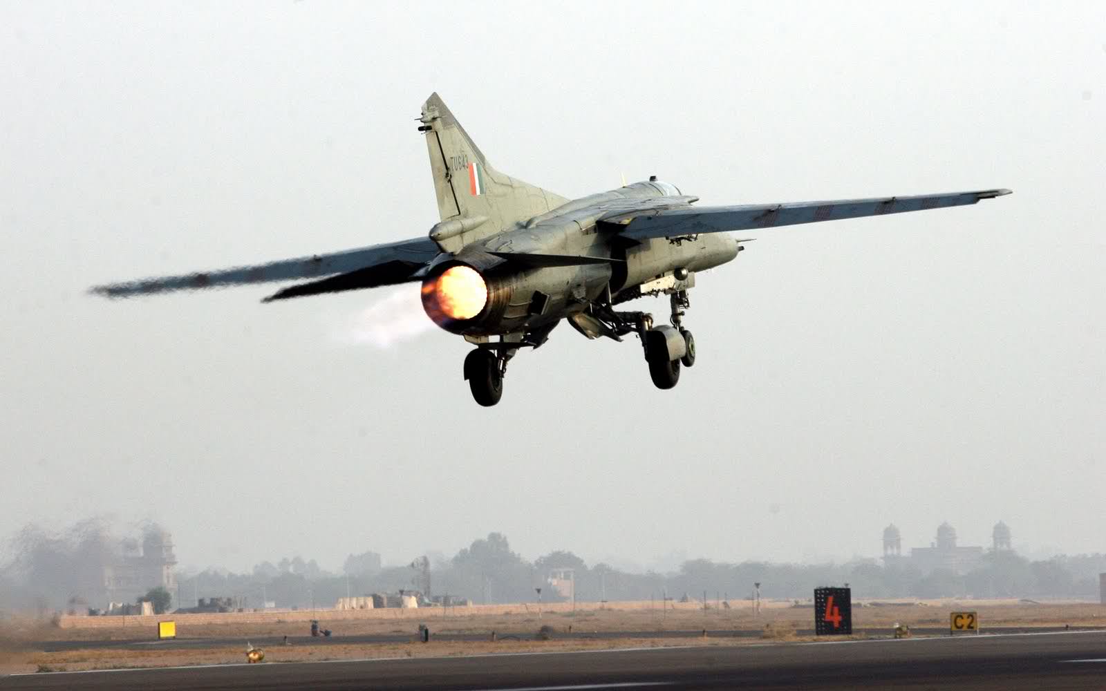 Un aereo Mikoyan Gurevich MiG-27 dell'aeronautica indiana nel corso di un decollo