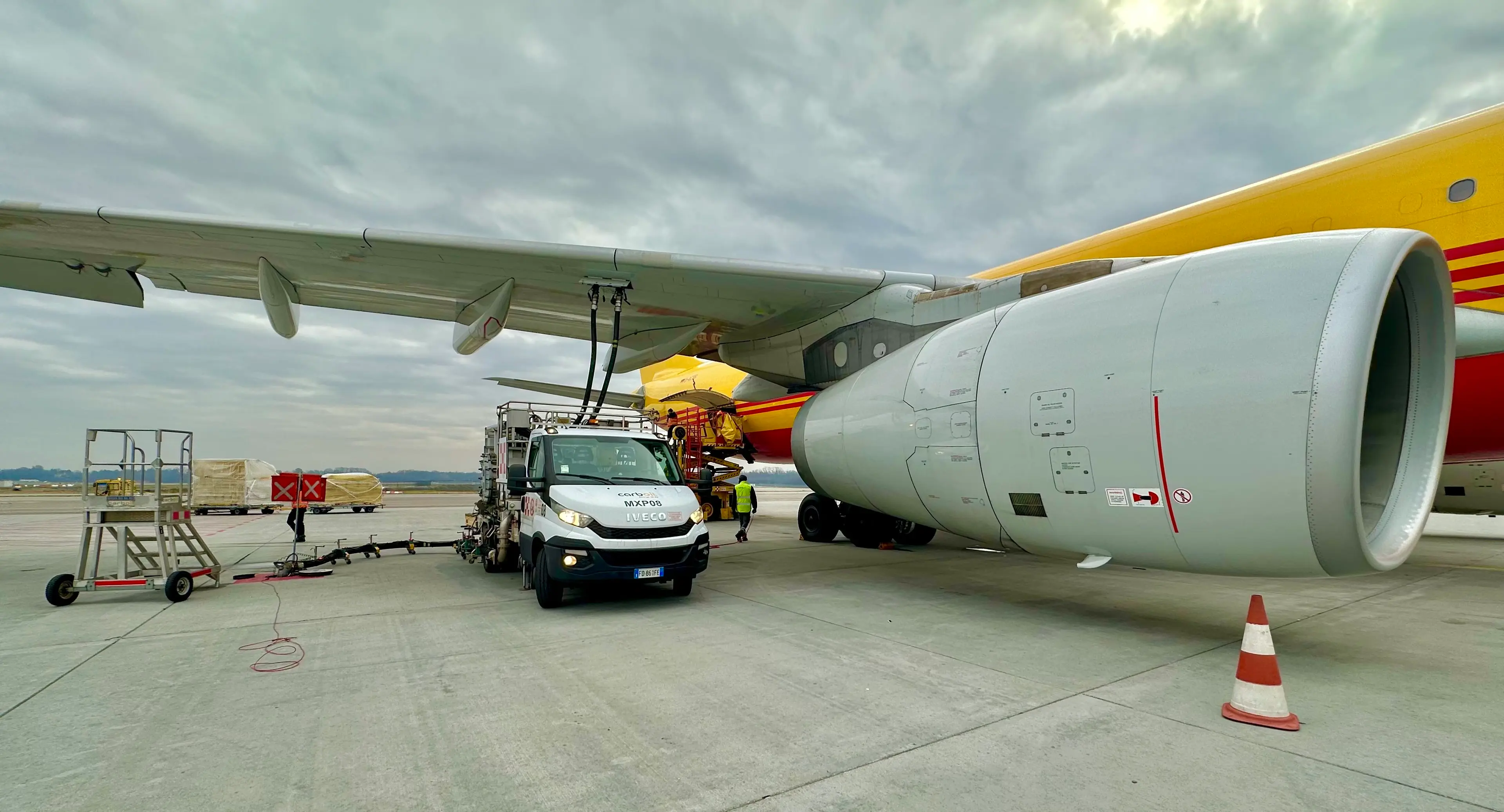 Dhl Express Italy, Sea ed Eni: sperimentazione di Biojet, il Saf (Sustainable Aviation Fuel) miscelato al 20% con JetA1 e prodotto esclusivamente da materie prime di scarto, grassi animali e oli vegetali esausti, su 28 voli da Malpensa