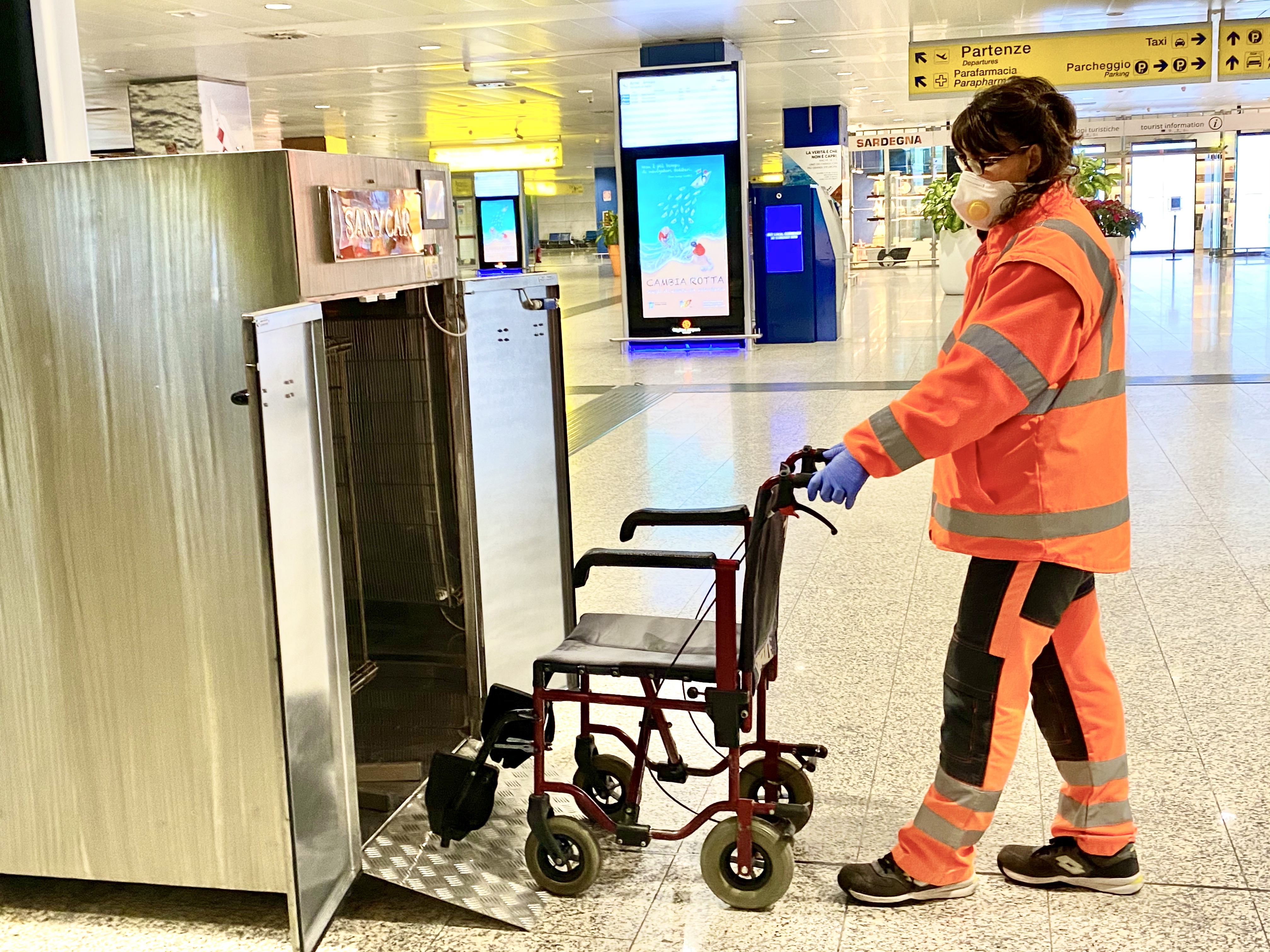 Sanycar ha installato all'aeroporto di Cagliari-Elmas il sistema per disinfezione delle sedie a rotelle, ma anche di vaschette di sicurezza e dei carrelli bagagli