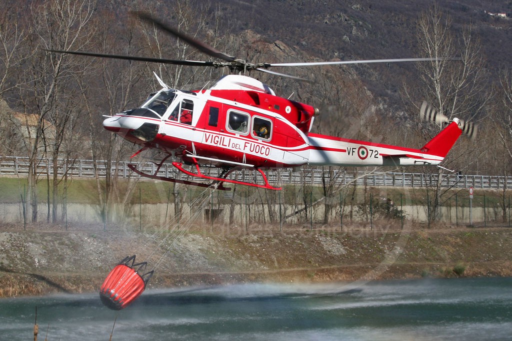 Elicottero AB-412 dei Vigili del Fuoco impegnato nell'antincendio (foto d'archivio)
