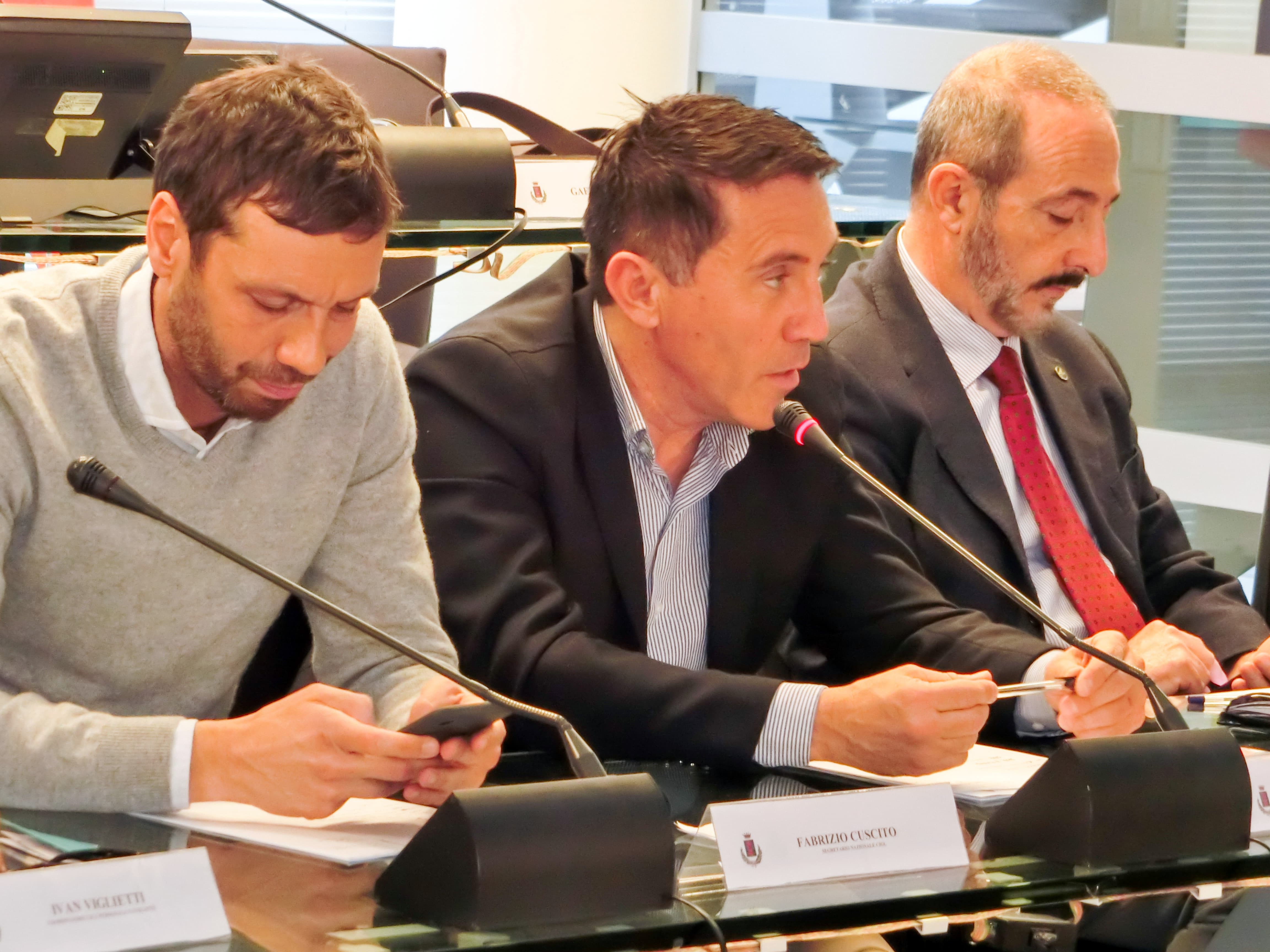 Fabrizio Cuscito (FILT-CGIL), Stefano Di Cesare (FIT-CISL) e Antonio Divietri (ANPAC) alla tavola rotonda "Alitalia: qual è il futuro?" organizzata da AVIONEWS presso la sala consiliare del Comune di Fiumicino il 16 aprile 2019