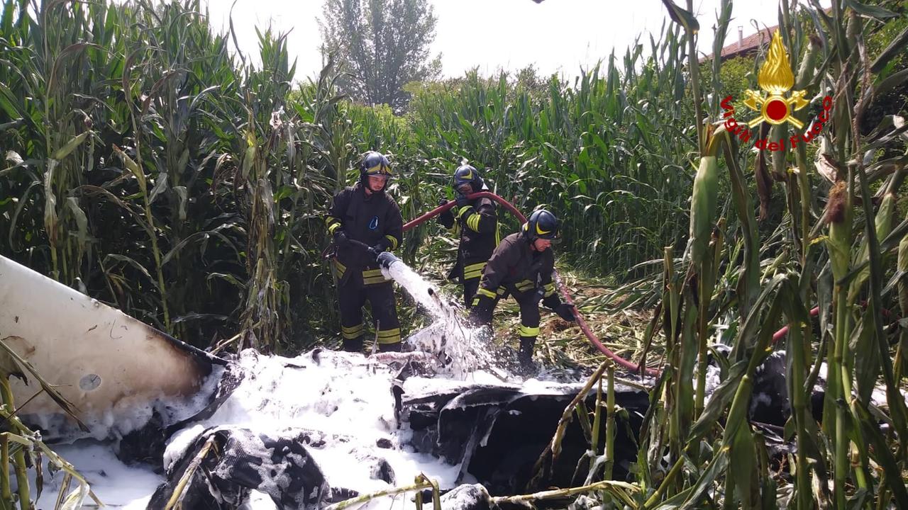 Aereo prende fuoco nel pavese e i vigili del Fuoco spengono le fiamme