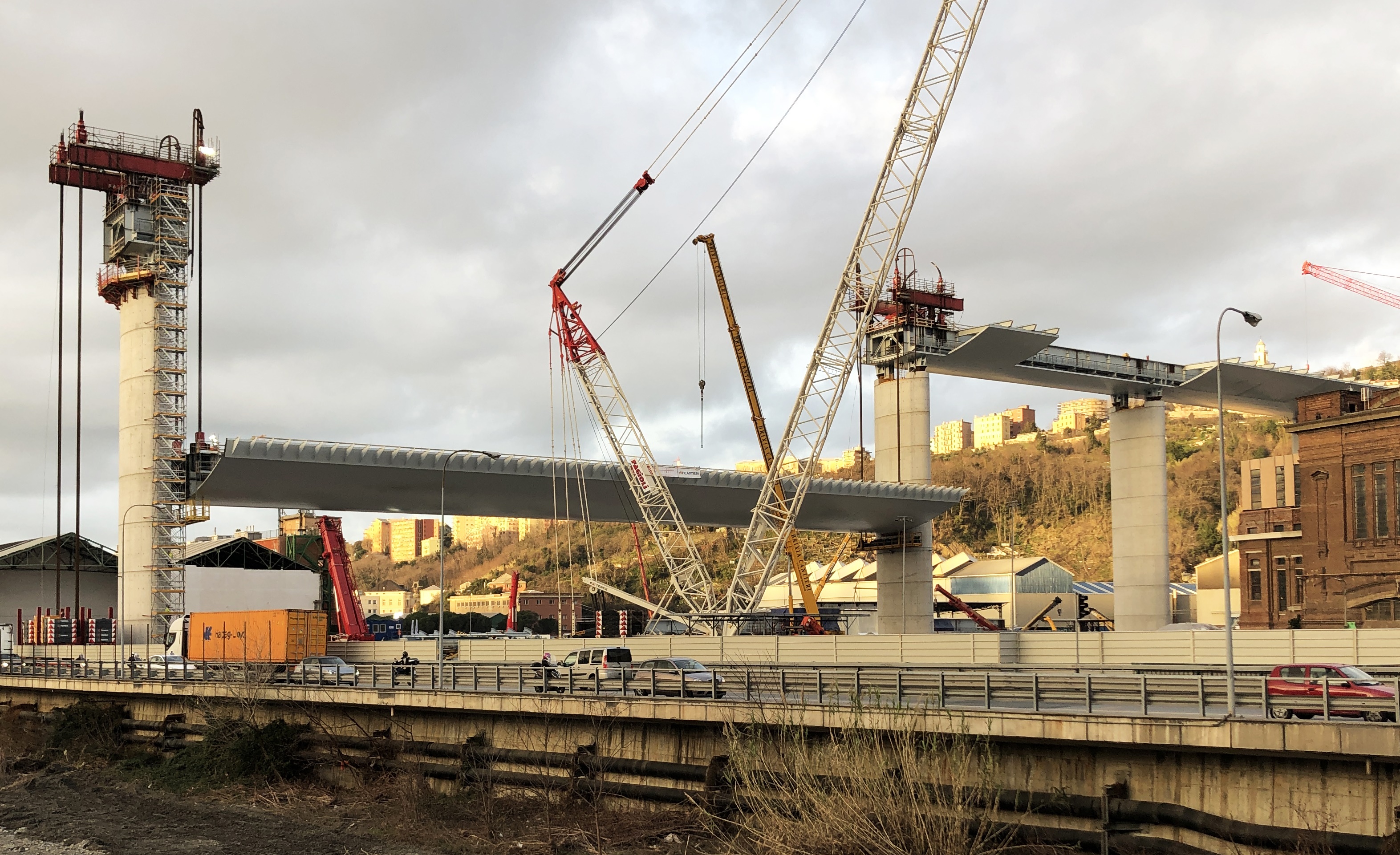 Fincantieri per il nuovo viadotto di Genova. Varato il maxi impalcato da 100 metri: il “ponte-nave” prende forma, su metà ponte, più di 500 metri di acciaio
