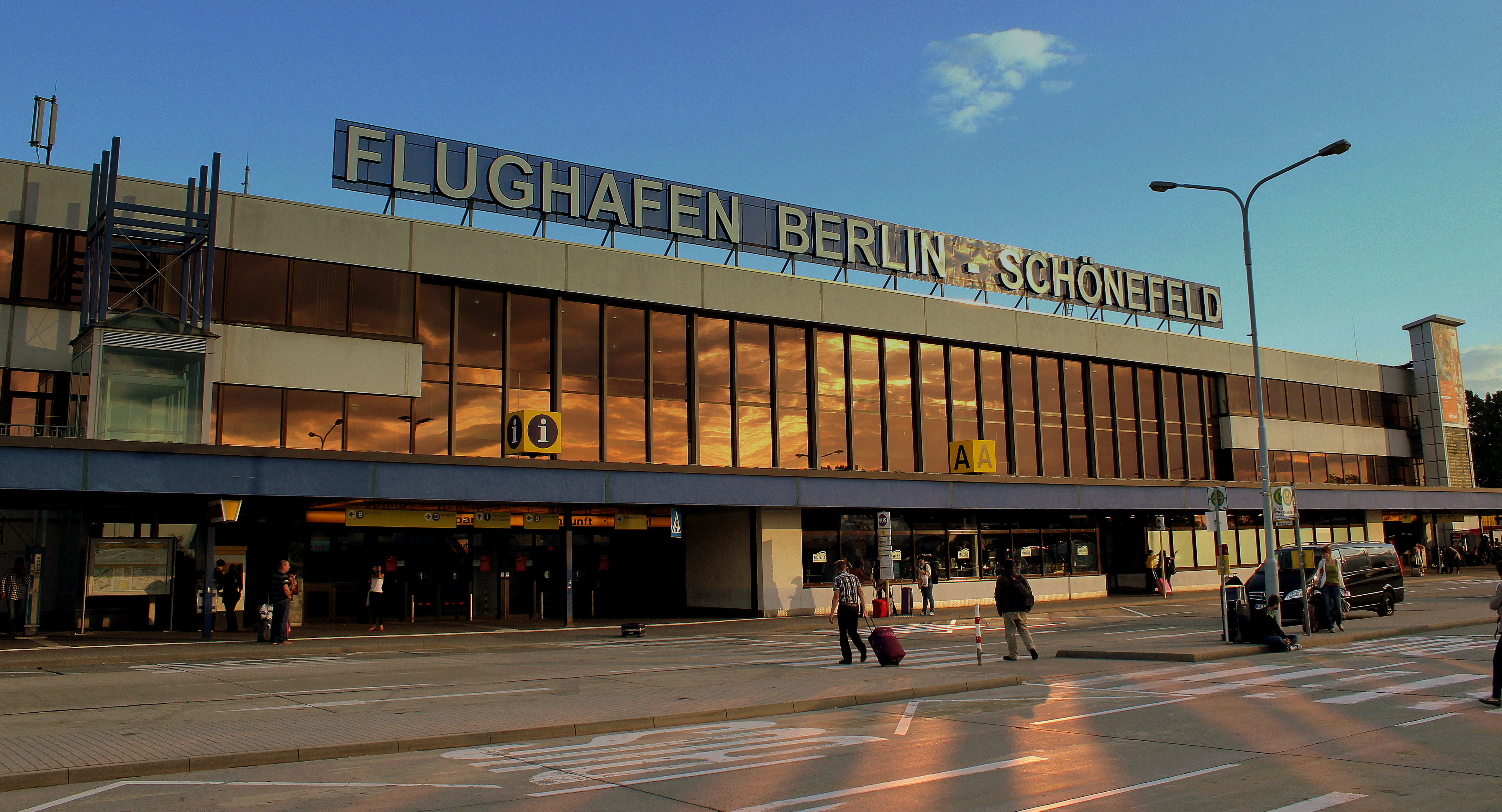 Aeroporto di Berlino-Schönefeld visto da fuori l'ingresso principale