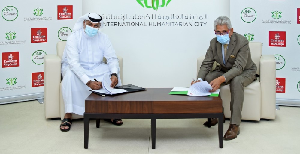Nabil Sultan, Emirates Divisional Senior vicepresidente, cargo e Giuseppe Saba, ceo, International Humanitarian City siglano MoU (Memorandum of Understanding)