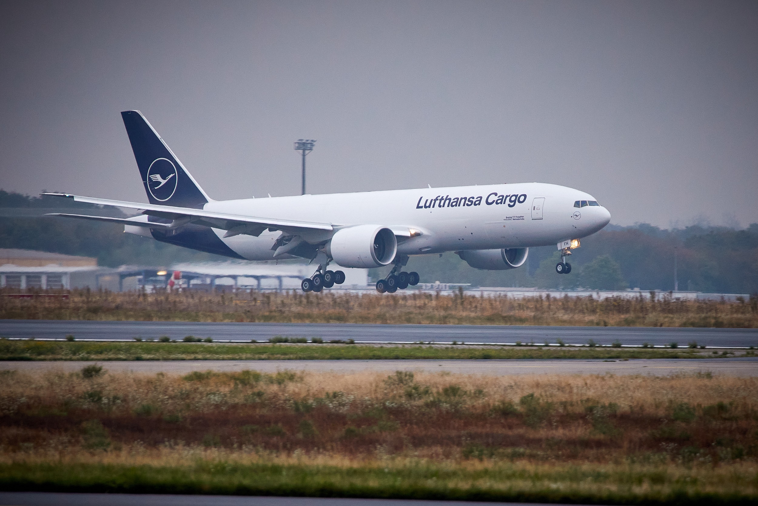 Arrivo ottavo aereo B-777F, marche D-ALFH, di Lufthansa Cargo all'aeroporto di Francoforte