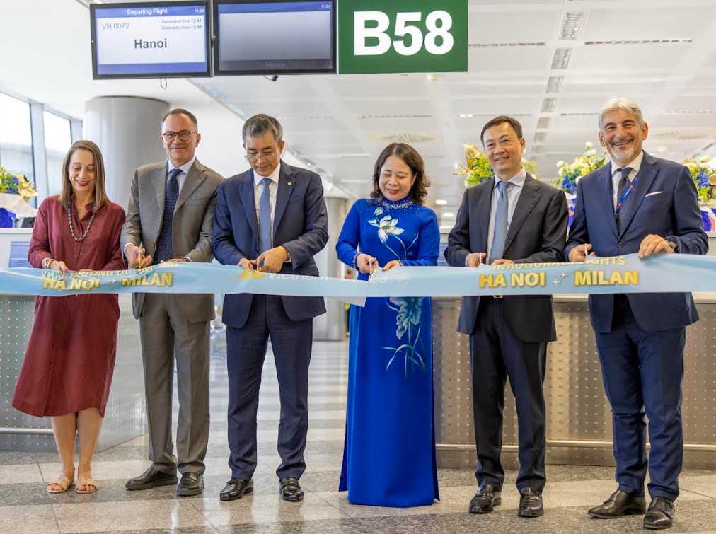 Milano-Malpensa, primo luglio 2025. Cerimonia del taglio del nastro per inaugurazione primo volo diretto tra Hanoi e Milano-Malpensa di Vietnam Airlines