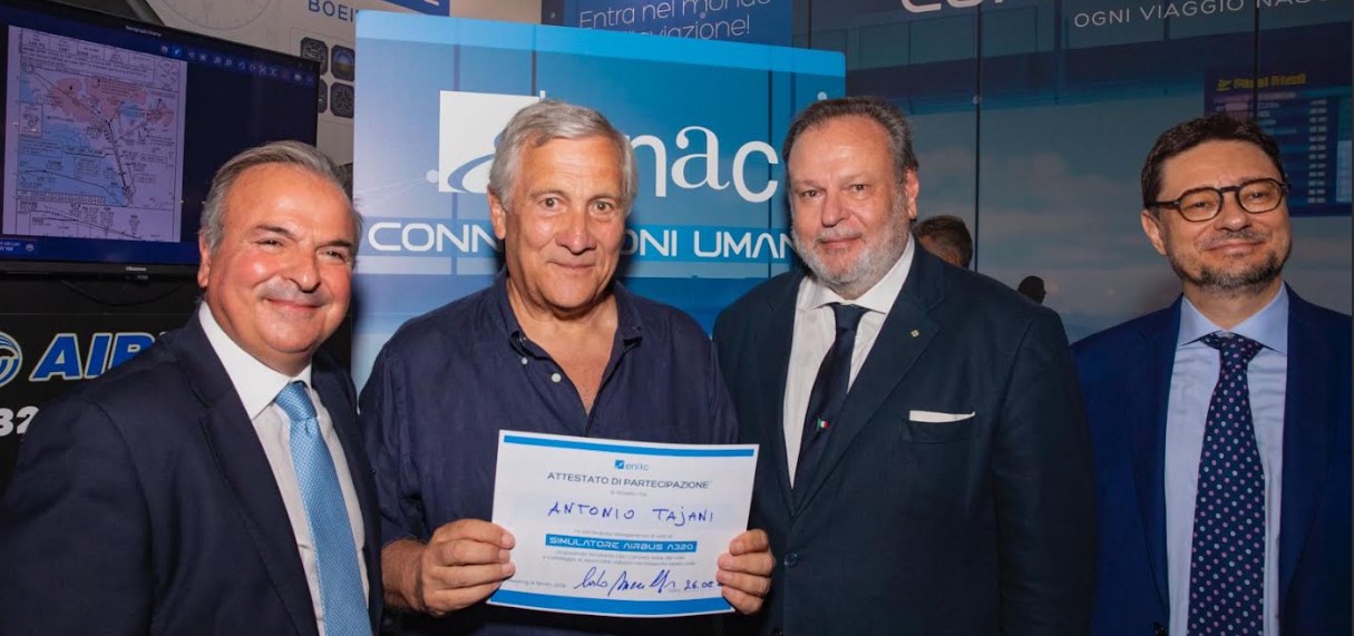 Rimini, 26 agosto 2026. Il ministro e vicepremier Antonio Tajani, in visita allo stand Enac nella giornata conclusiva del Meeting, accolto dal commissario straordinario Carlo Mearelli (al centro), dal direttore Centrale Gianluca Lo Bianco (a destra), dal direttore Ascenzo Forte (a sinistra)