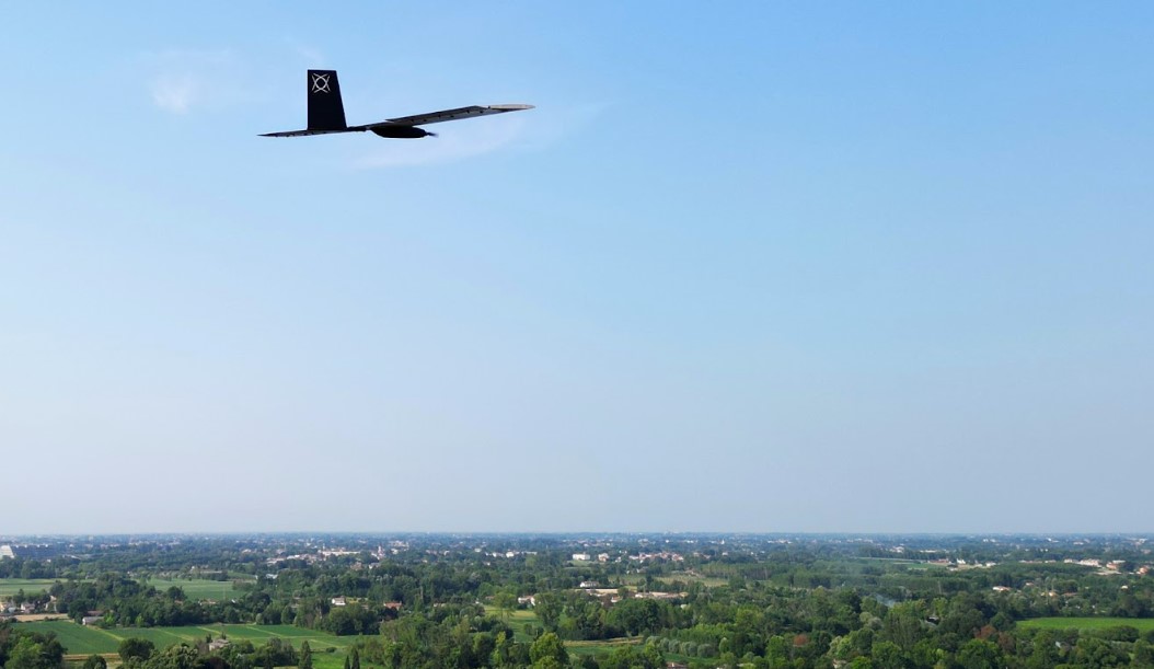 Drone “Guardian XL” sviluppato da Vector Robotics, azienda aerospaziale specializzata nella progettazione e produzione di droni innovativi con sede a Mogliano Veneto (Treviso), ha battuto il primato mondiale nella categoria dei piccoli Unmanned Aerial Systems (Uas) elettrici sotto i tre metri di apertura alare