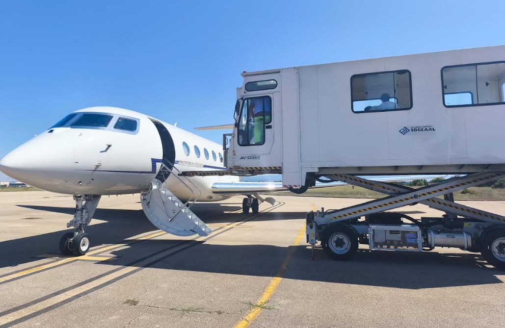 Aereo G-650 AMI impiegato per trasporto sanitario urgente dall'aeroporto di Alghero