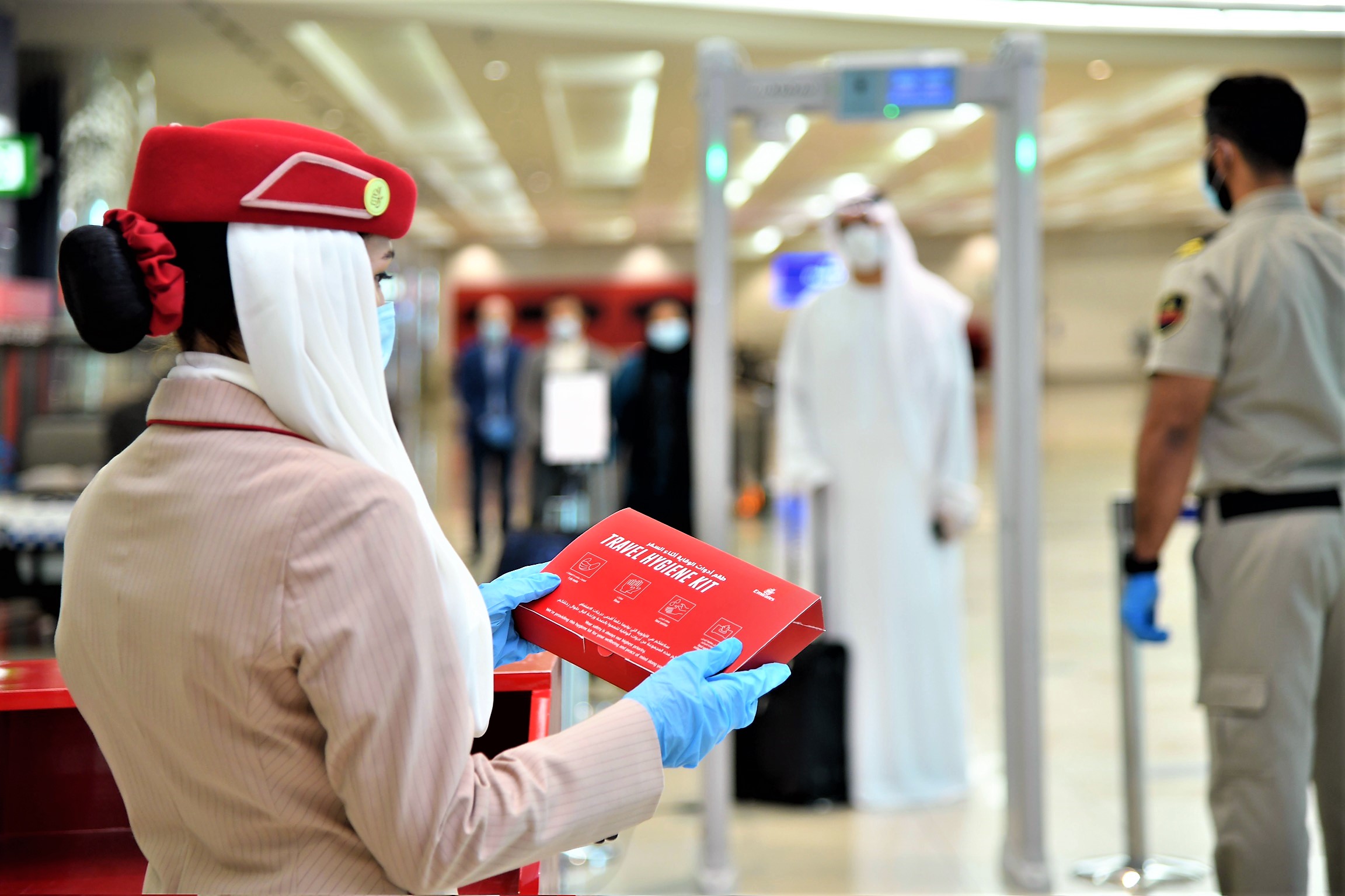 Emirates riprende il collegamenti aerei con nuovi standard di sicurezza per passeggeri e dipendenti