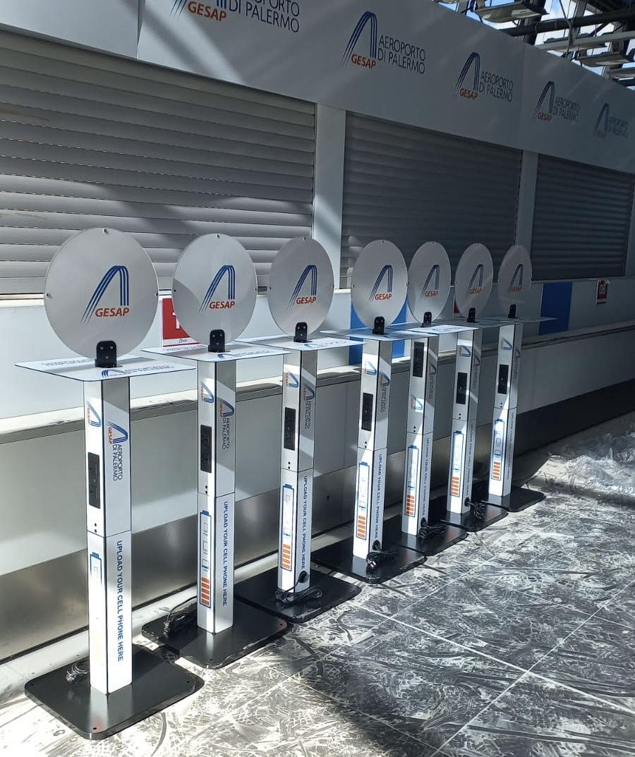 Palermo, 6 ottobre 2025. Installazione postazioni di ricarica (device point) per i dispositivi elettronici dei passeggeri in transito dall’aeroporto internazionale "Falcone Borsellino"
