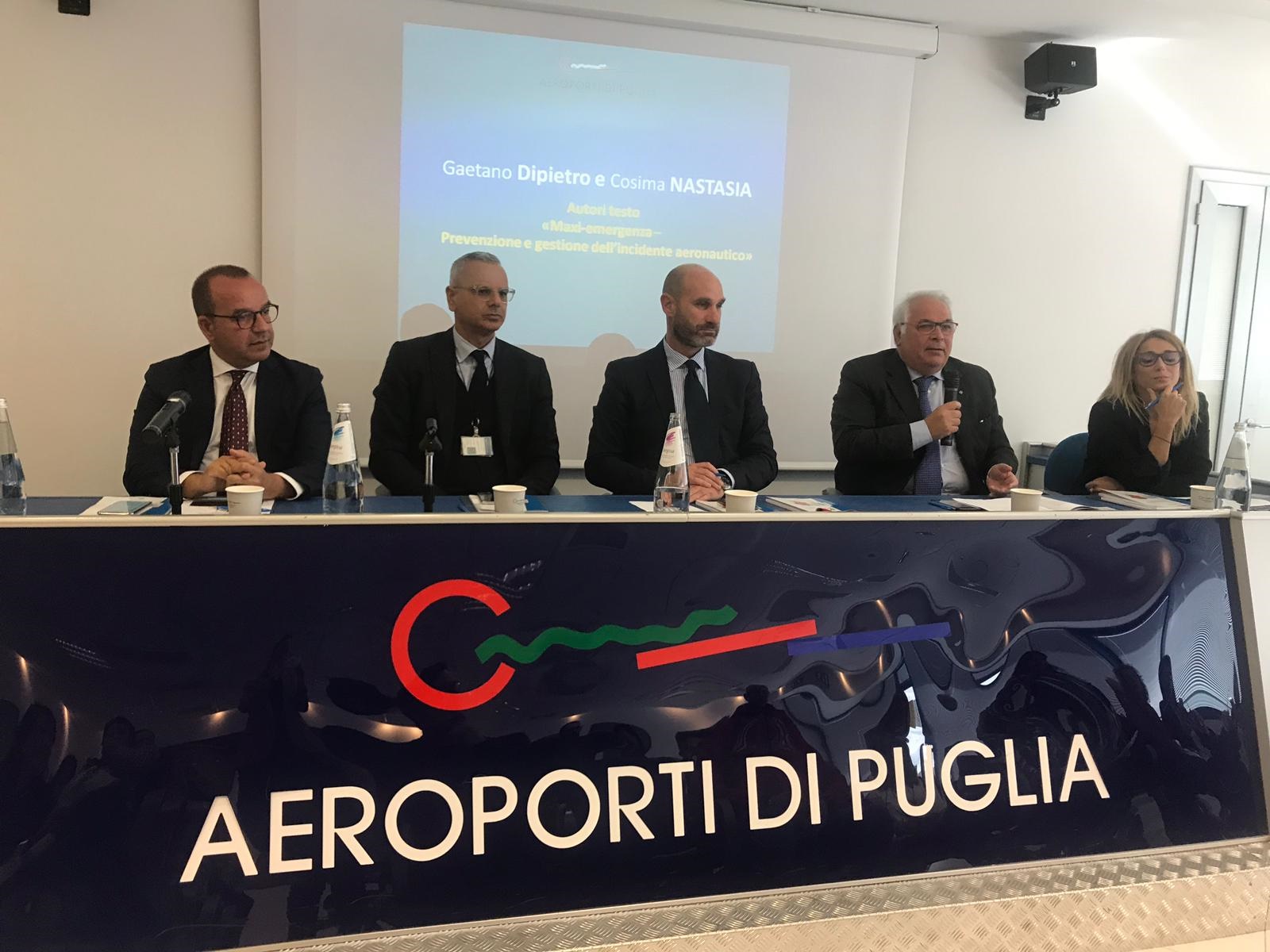 Da sinistra: Ruggiero Mennea, presidente Comitato regionale Protezione civile; Marco Catamerò, dg AdP; Antonio Vasile, vp AdP; Gaetano Dipietro, direttore centrale operativa del 118 Bari-Bat; Cosima Nastasia, Safety Manager AdP a presentazione volume avvenuta aeroporto di Bari il 14 novembre 2019