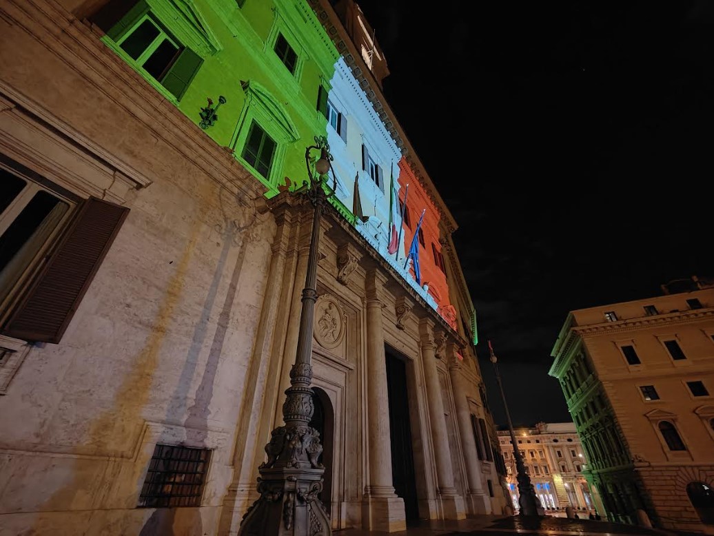 17 marzo 2025. Tricolore proiettato sulla facciata del Palazzo Montecitorio in occasione della Giornata dell'Unità nazionale, della costituzione, dell'inno e della bandiera