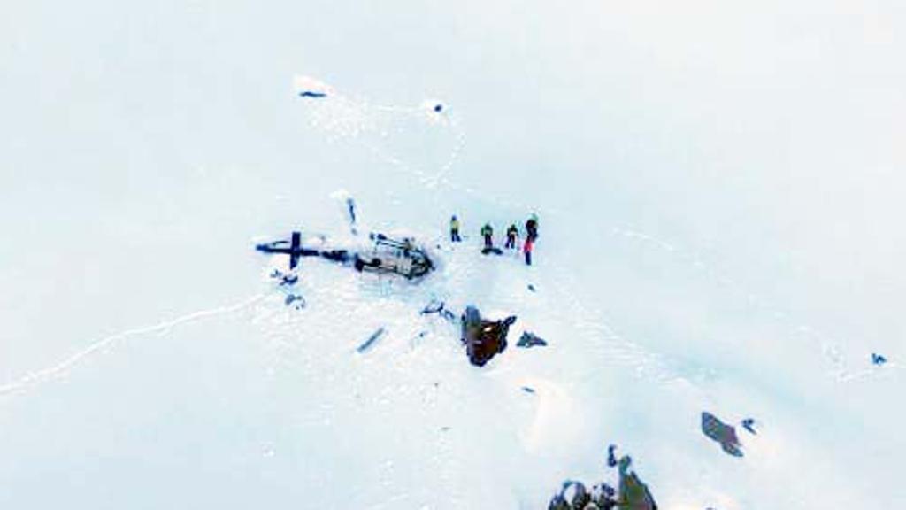 Relitto dell'elicottero precipitato a seguito di una collisione in volo sul ghiacciaio del Rutor