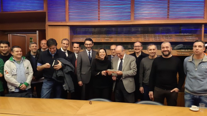 Paola De Micheli (Mit) in visita a Genova ha incontrato il 16 dicembre i lavoratori dello stabilimento di Fincantieri