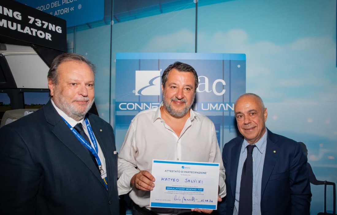 Rimini, 25 agosto 2026. Matteo Salvini (Mit) mostra l'attestato di partecipazione ad uno dei tre simulatori di volo presenti nello stand Enac al meeting, il B-737, insieme al commissario straordinario Carlo Mearelli (a sinistra) ed al vicedirettore generale Fabio Nicolai