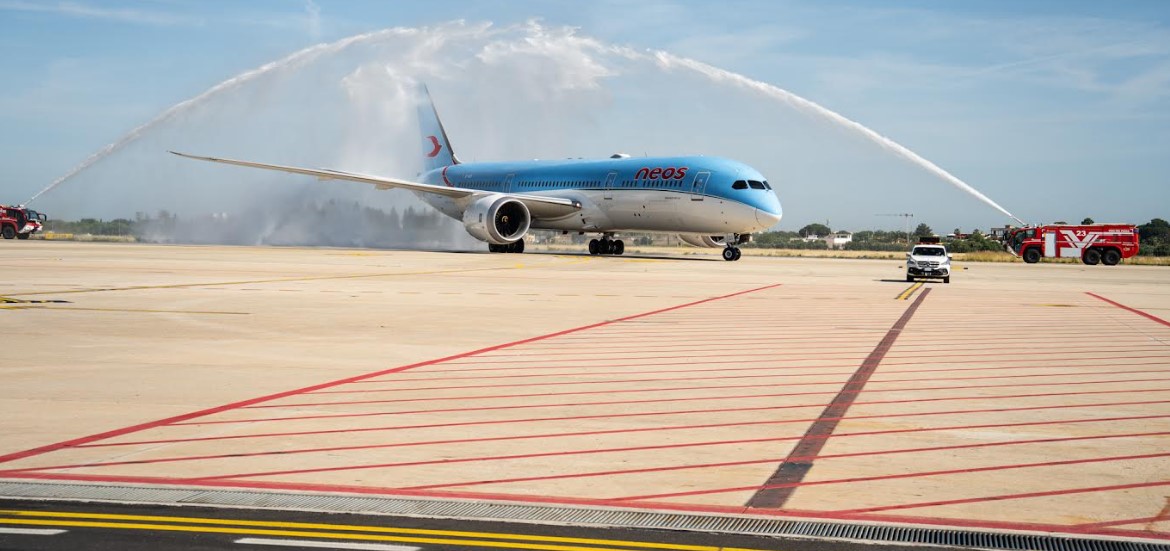 Bari, 4 giugno 2025. Aereo B-787/9 Dreamliner di Neos atterrato stamattina all'aeroporto “Karol Wojtyla”, proveniente dall'aeroporto "Jfk" di New York, salutato dal tradizionale water cannon