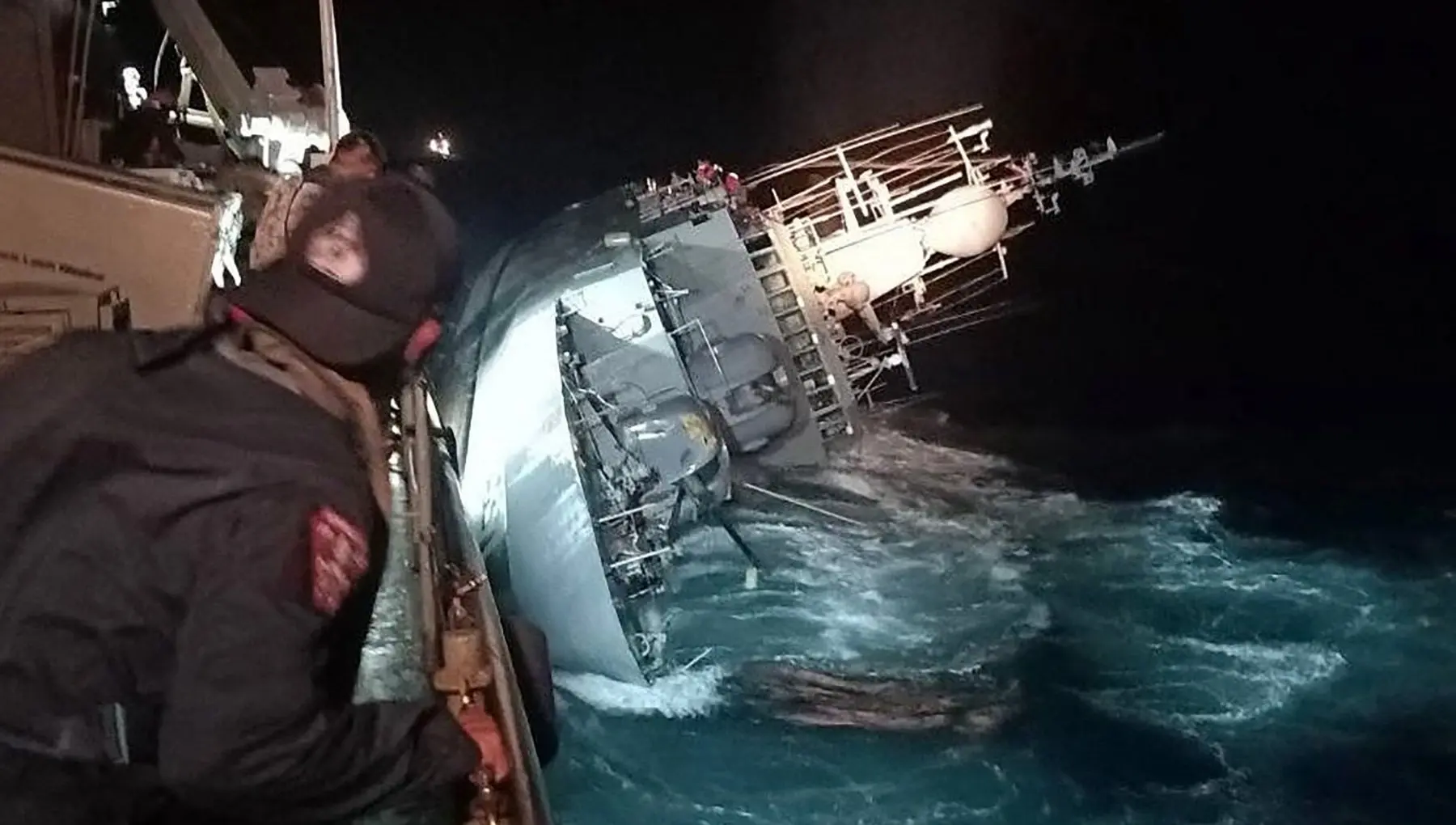L'affondamento della corvetta "Htms Sukothai" della marina militare della Thailandia