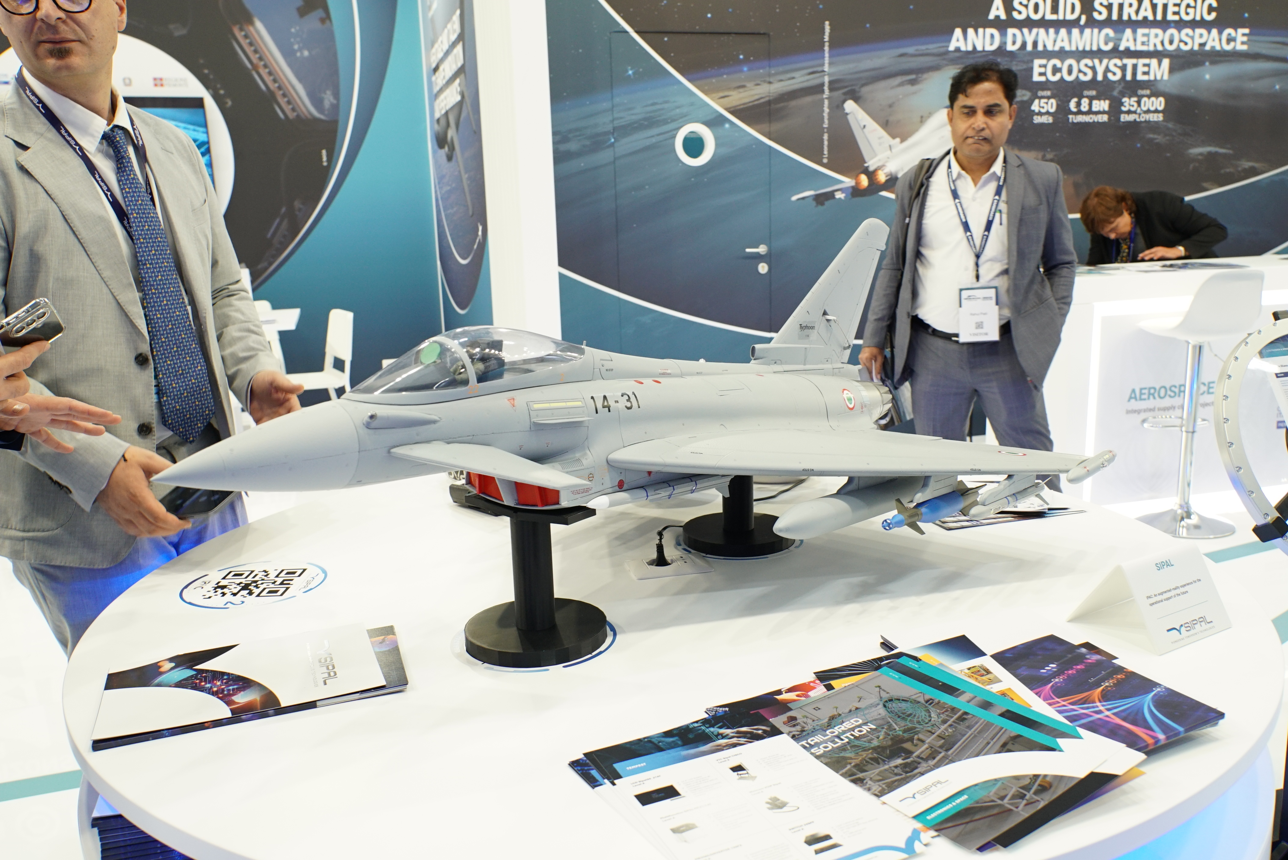 Modellino caccia italiano in esposizione al Farnborough International Airshow 2026