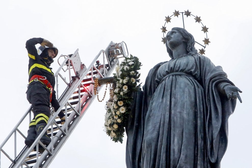 Omaggio dei Vigili del Fuoco alla statua dell'Immacolata Concezione a Piazza Mignanelli, vicino Piazza di Spagna a Roma