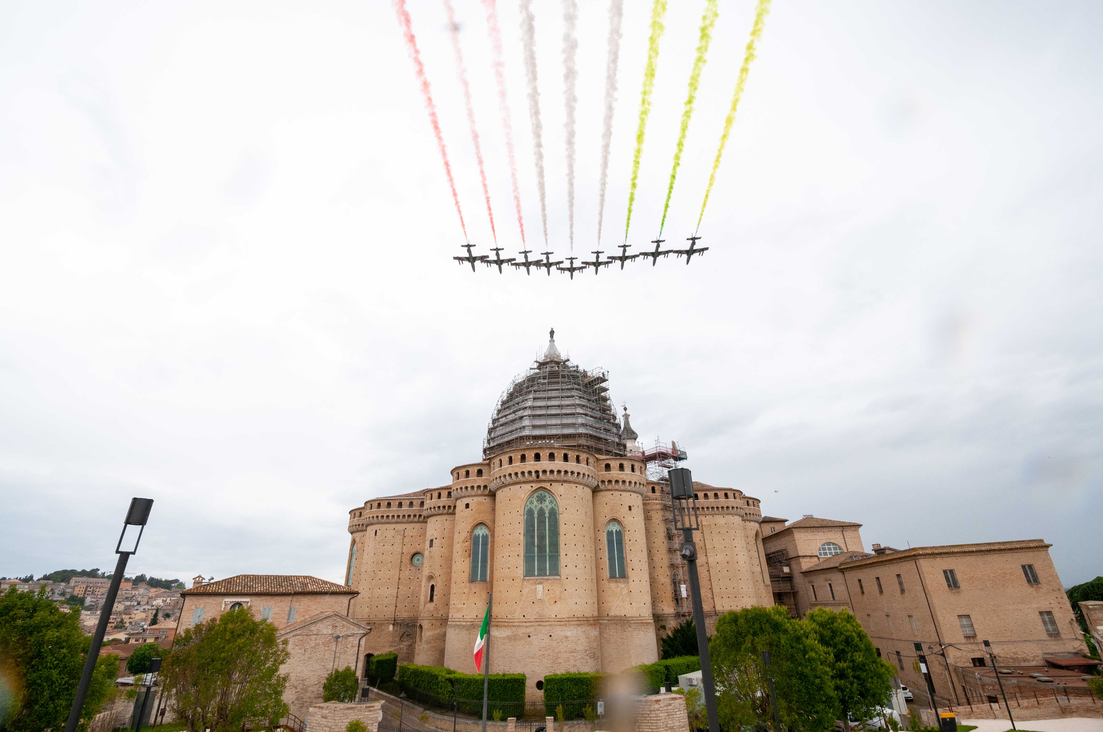 29 maggio 2020: sorvolo aerei Pan "Frecce Tricolori" sulla città di Loreto in occasione del giro d'Italia per la festa della Repubblica