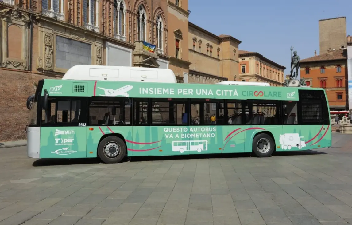 Il primo dei mezzi con la nuova livrea, un Menarini Citymood prodotto da Iia, è stato presentato il 21 marzo 2022 in Piazza Maggiore a Bologna