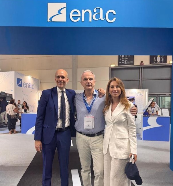 Rimini, 27 agosto 2025. Il direttore generale Enac Alexander D'Orsogna, il presidente Pierluigi Di Palma ed il consigliere di amministrazione Benedetta Fiorini allo stand durante la 46esima edizione del Meeting