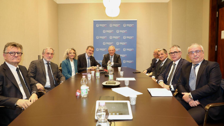 Roma, 17 novembre 2025. Il ministro delle Imprese e del Made in Italy, Adolfo Urso, ha incontrato al Mimit una delegazione del Distretto aerospaziale d’Abruzzo