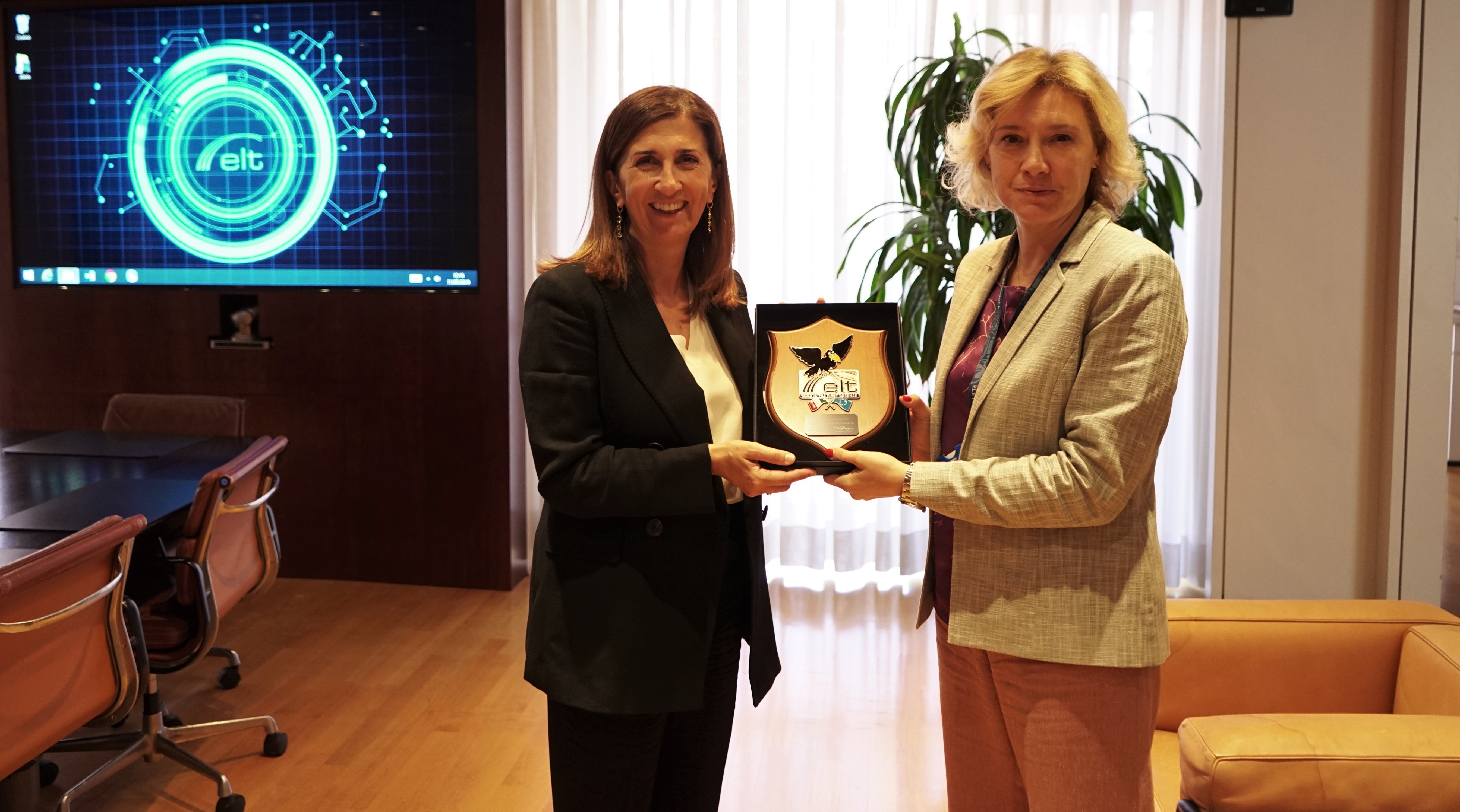 Da sinistra: Marcella Panucci, dg Confindustria, accolta da Domitilla Benigni direttore generale di Elettronica durante la visita avvenuta l'11 luglio 2019