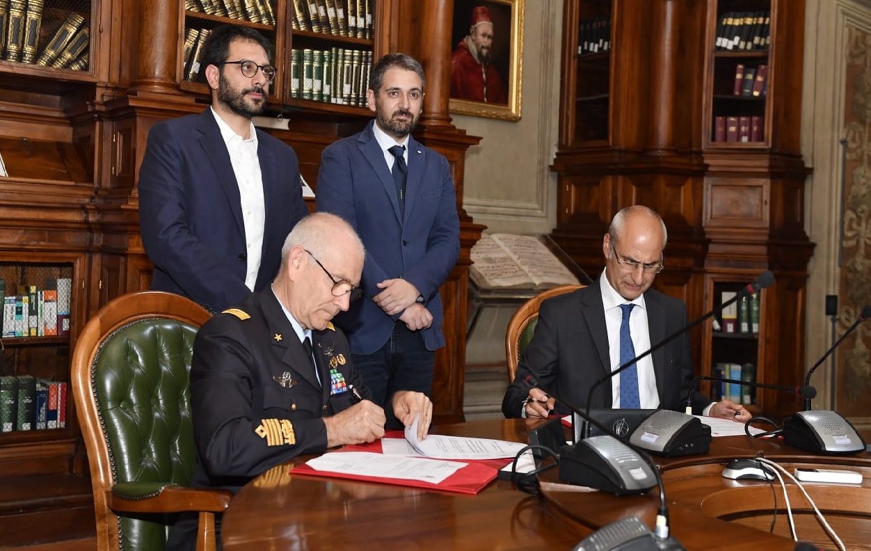 La firma tra il generale di SA Alberto Rosso, capo di SMA e l’ingegner Fabrizio Curcio, presidente dell’Unità di coordinamento del “piano di azione” per contrasto roghi rifiuti avvenuta a Roma l'11 luglio 2019