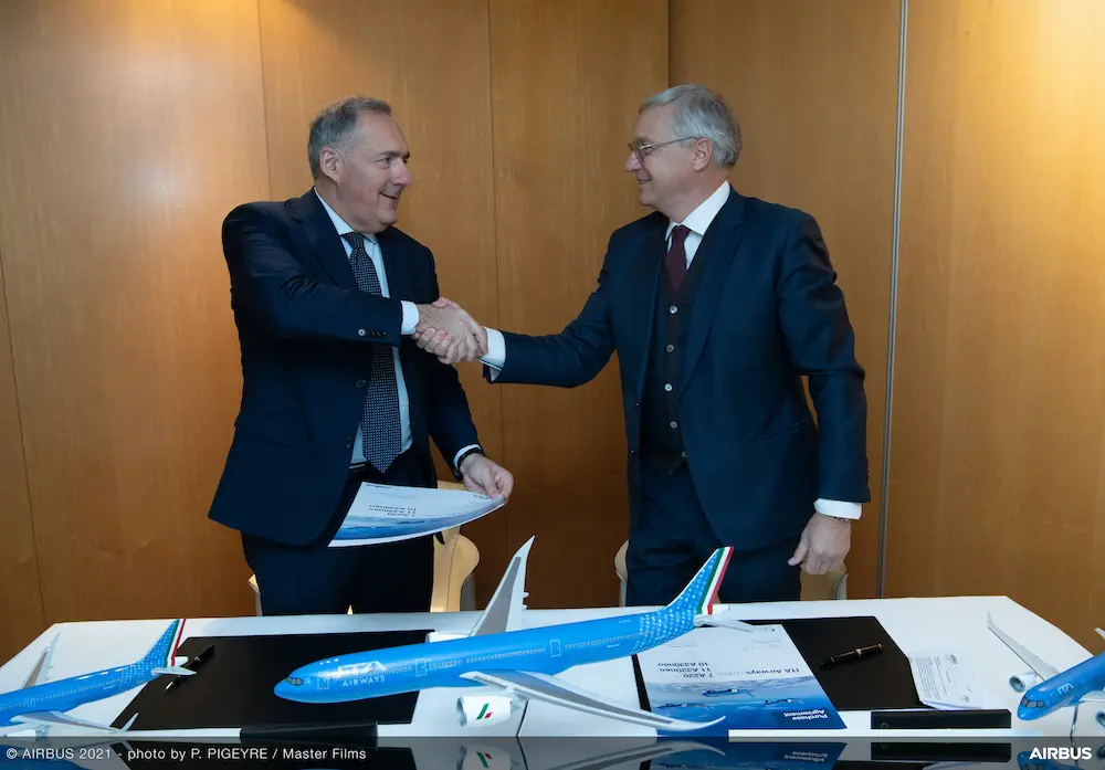 ITA Airways. Da sinistra a destra Alfredo Altavilla, presidente esecutivo di ITA Airways, e Christian Scherer, Chief Commercial Officer di Airbus e Head of Airbus International
