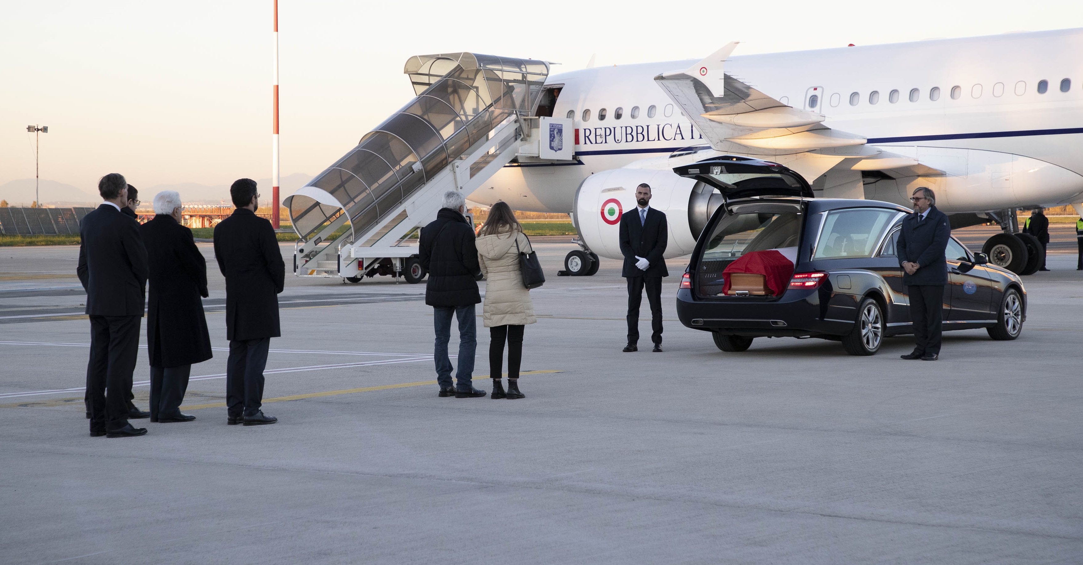 Roma-Ciampino 18/12/2018. Sergio Mattarella accoglie la salma di Antonio Megalizzi (ucciso a Strasburgo) insieme al padre ed alla fidanzata. Presenti il ministro Fraccaro, il presidente della Provincia di Trento Fugatti e l’ambasciatore di Francia in Italia Christian Masset