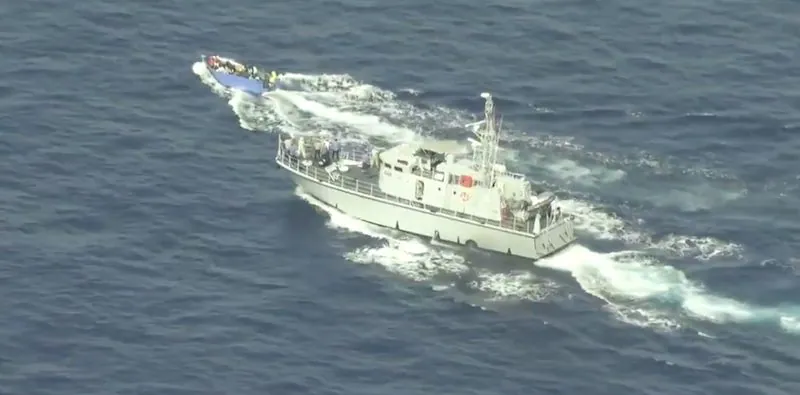 La Guardia Costiera libica ed il barcone di migranti durante l'inseguimento