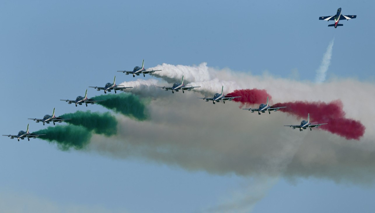 AMI: una esibizione in volo della Pan (Pattuglia acrobatica nazionale) con gli aerei MB-339 "Frecce Tricolori"