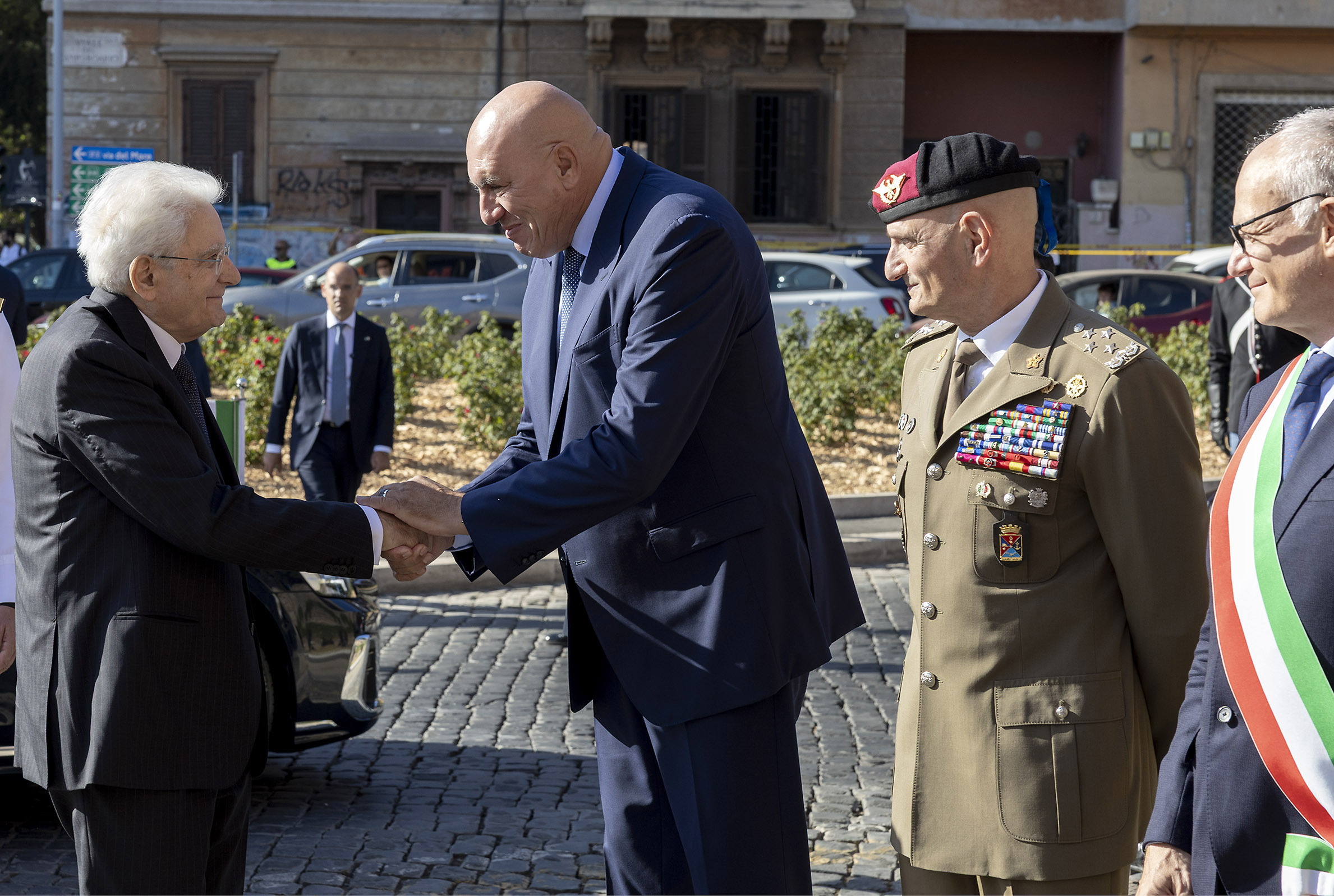 Roma, 8 settembre 2026. Il presidente Sergio Mattarella accolto dal ministro Guido Crosetto, dal capo SMD generale Luciano Portolano e dal sindaco Roberto Gualtieri in occasione della deposizione di due corone di alloro a Porta San Paolo ed al Parco della resistenza in occasione dell'83esimo anniversario della Difesa di Roma