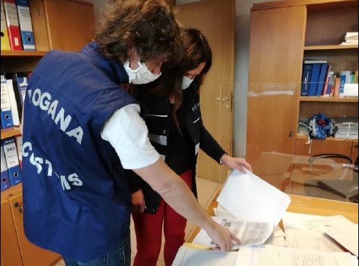 ADM: i funzionari controllano documentazione di sospette operazioni illecite